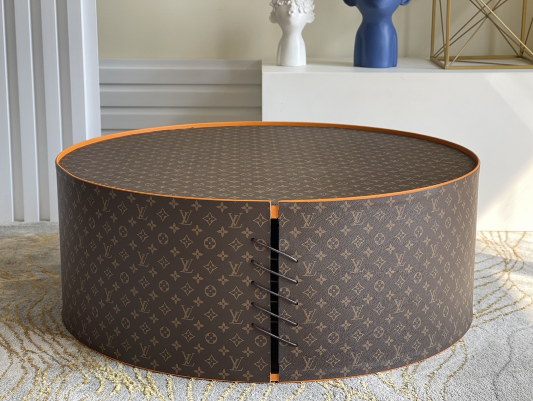 NO:397753,[Exclusive real shot, presbyopia round coffee table, large size] LOUIS VULTTON, Louis Vuitton, the latest hit, craftsmanship, atmospheric and luxurious coffee table combination, round and elegant, simple and yet stylish, flexible matching, eye-catching C position in the living room, high-end steel plate, fabric, wear-resistant, selected craftsmanship, main color, presbyopia, black flower, black color, starry sky, red flower, detailed features, small: straight handrail 50 high, 50 bd. Large: diameter 80 high, 30 bd. [Warm reminder, this model is not in stock, needs to be customized, not equipped with packaging. Exclusively customized for other materials and colors, please contact customer service], LV [original leather], louis vuitton, louis vuitton, louis vuitton, louis vuitton, louis vuitton, louis vuitton, louis vuitton.19860909【独家实拍 老花圆形茶几桌 大号】LOUIS VULTTON路易威登 最新爆款 匠心打造 大气奢华大小茶几组合 圆润而优雅 简约而不失格调 灵活搭配 客厅里吸睛的C位 采用高端钢板 面料 耐磨 选进工艺 主打色老花 黑花 黑格 白彩 黑彩 星空 红花 详细特征 小号:直经50高50 bd. 大号:直径80高30 bd.【温馨提示此款无现货,需定制,不配包装.其他材质、颜色独家定制,请联系客服】,LV【原厂皮】,louis vuitton,louis vuitton,louis vuitton,Bag