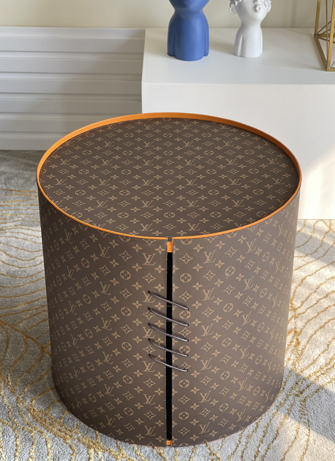 NO:397756,[Exclusive real shot, presbyopia round coffee table, small trumpet] LOUIS VULTTON, Louis Vuitton, the latest hit, craftsmanship, atmospheric and luxurious coffee table combination, round and elegant, simple and yet stylish, flexible matching, eye-catching C position in the living room, high-end steel plate, fabric, wear-resistant, selected craftsmanship, main color, presbyopia, black flower, black color, starry sky, red flower, detailed features, small trumpet: straight 50 high 50 bd. Large: diameter 80 high 30 bd. [Warm reminder that this model is not in stock, needs to be customized, not equipped with packaging. Exclusively customized for other materials and colors, please contact customer service], LV [original leather], louis vuitton, louis vuitton, louis vuitton, louis vuitton, louis vuitton, louis vuitton, louis vuitton.19860909【独家实拍 老花圆形茶几桌 小号】LOUIS VULTTON路易威登 最新爆款 匠心打造 大气奢华大小茶几组合 圆润而优雅 简约而不失格调 灵活搭配 客厅里吸睛的C位 采用高端钢板 面料 耐磨 选进工艺 主打色老花 黑花 黑格 白彩 黑彩 星空 红花 详细特征 小号:直经50高50 bd. 大号:直径80高30 bd.【温馨提示此款无现货,需定制,不配包装.其他材质、颜色独家定制,请联系客服】,LV【原厂皮】,louis vuitton,louis vuitton,louis vuitton,Bag