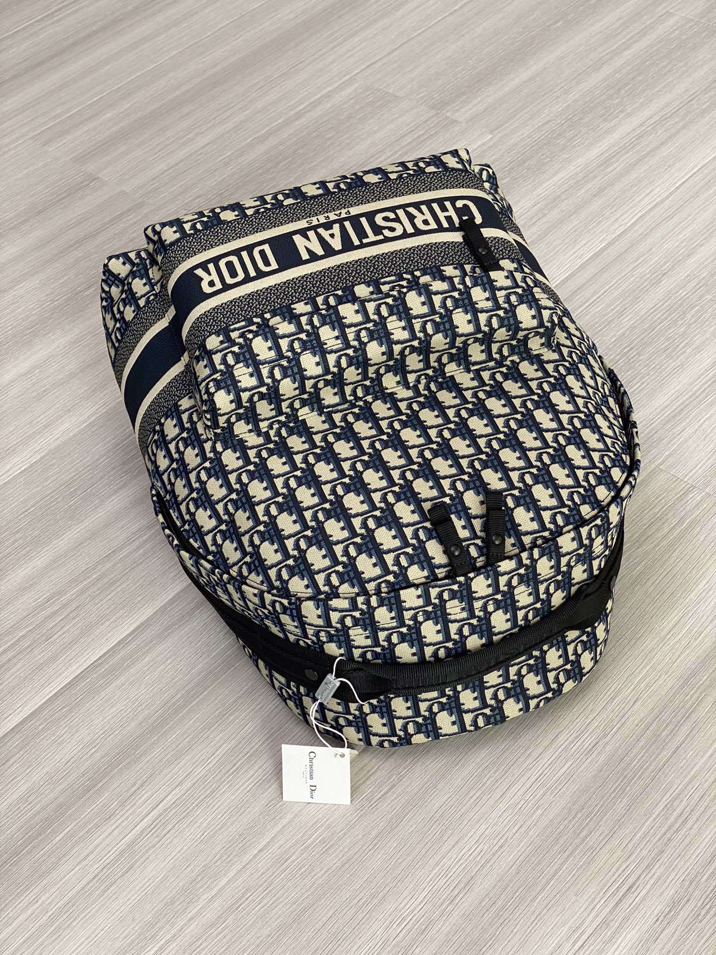 真正的原厂货正品级品质我们确保所有材料五金车线油边都达到正品百分百的原材料DIORTravel双肩背包这