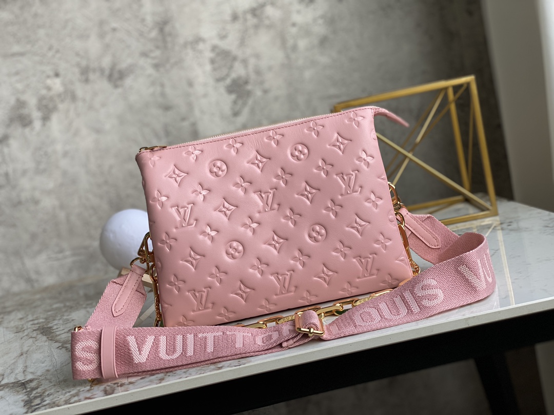 Louis Vuitton LV Coussin Bolsos de mano Rosa Piel de oveja Colección primavera – verano Baguette M57791