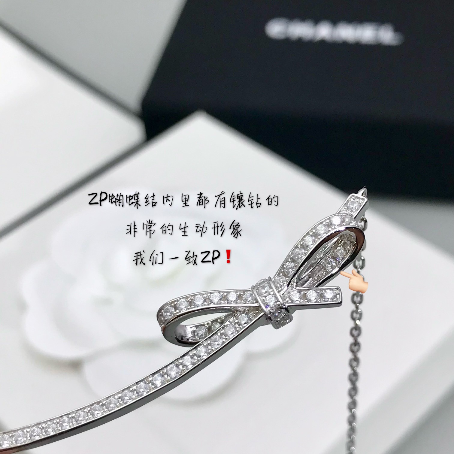 
蝴蝶结项链😭😭😭ZP五万多，真心贵，but，太美太美了，这个堪称万年经典百搭气质款，特别是现在这个季节