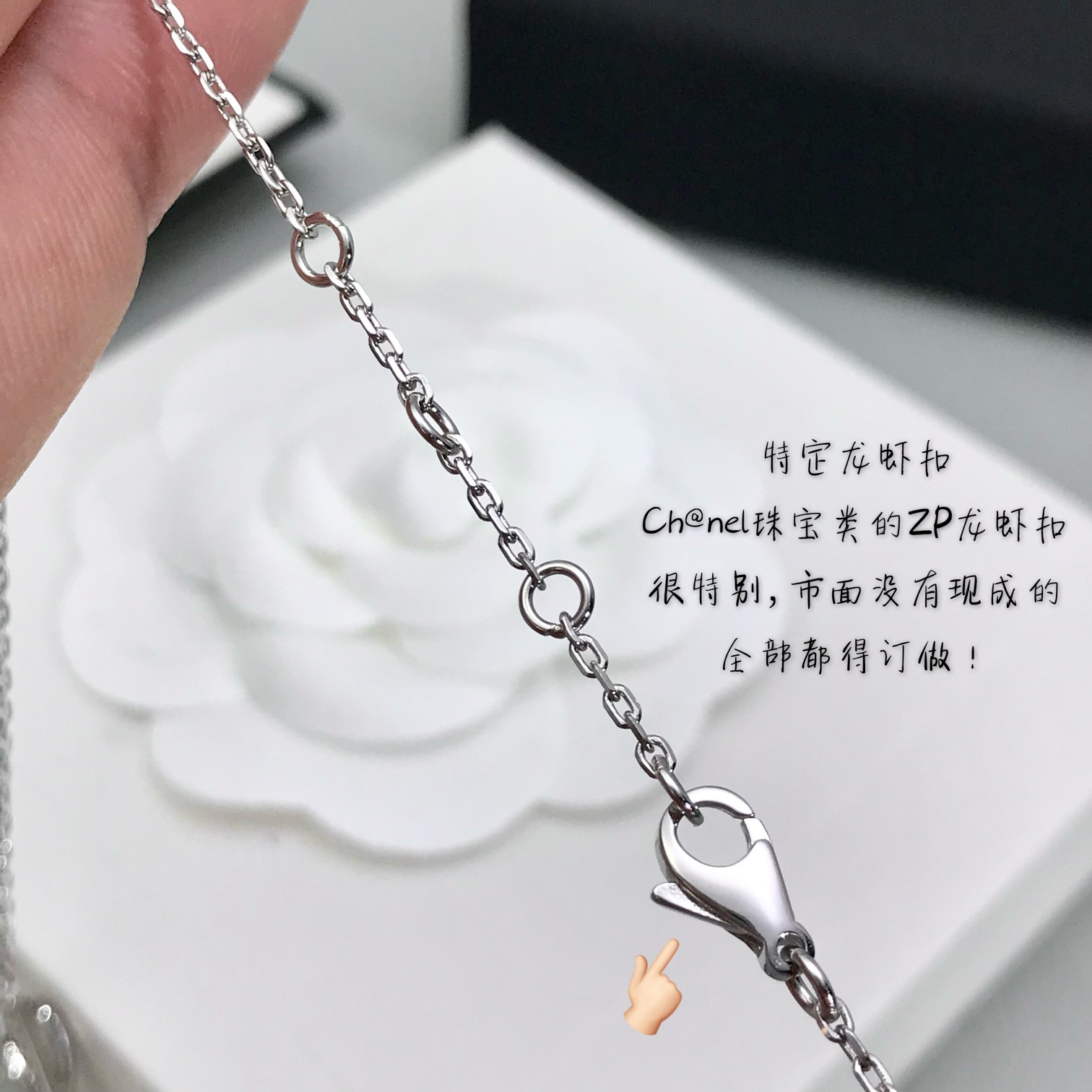 
蝴蝶结项链😭😭😭ZP五万多，真心贵，but，太美太美了，这个堪称万年经典百搭气质款，特别是现在这个季节