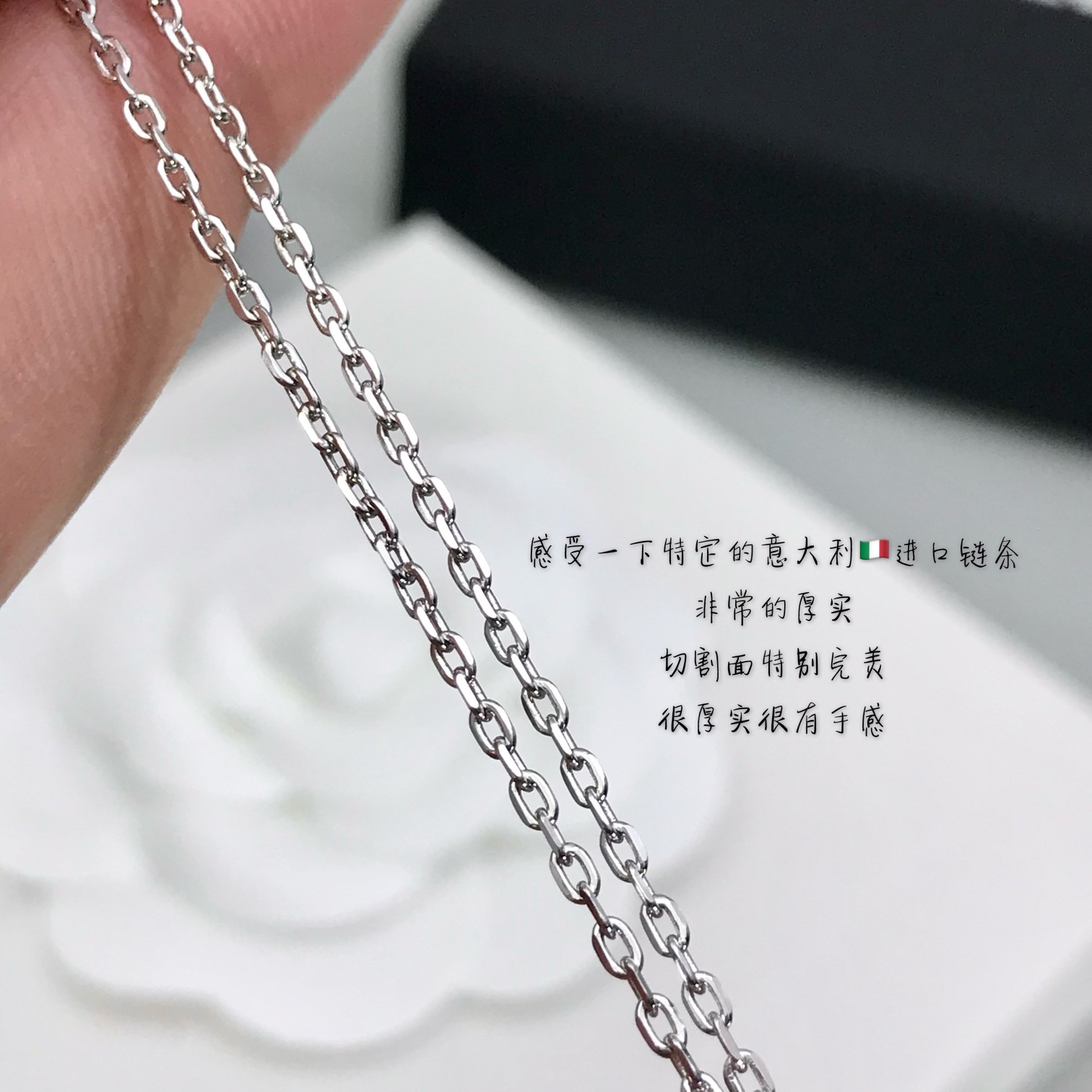
蝴蝶结项链😭😭😭ZP五万多，真心贵，but，太美太美了，这个堪称万年经典百搭气质款，特别是现在这个季节