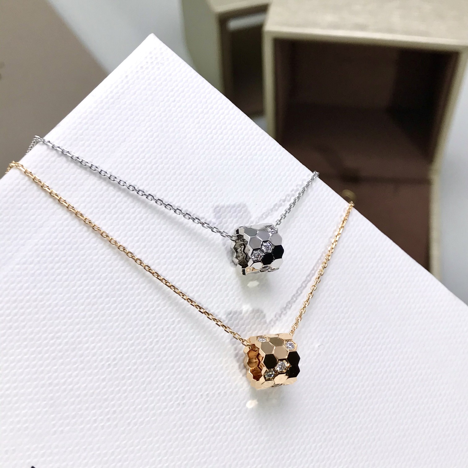 批发价💰125
重磅重工推荐！Bee my love三环蜂巢项链，寓意超好[机智]
Bee:丰裕富足，稳固坚实，甜蜜幸福！
My:属于自己了风格和光彩，独一无二的自己！Love:对生命的热爱，永恒的爱！
蜂巢上边有12颗特定进口钻，真心真心真心不容易，工艺难度在于蜂巢边缘棱角的尖度，丝毫不夸张，做到一致Z零缝隙的工艺，要达到这个效果，非常非常的不容易，且要用精密的钻石刀对边缘进行雕刻，才有这样的效果！只有购入Z才能做到一样样，不知道的以为是三个配件分开的，可以移动的😂再来看更重要的一点，还要把机器调到最慢的速度雕，不能快，快了会在边缘留下刀痕，只有慢慢的雕，因此机控的速度也要慢，不能快，掌控得非常到位，所以成本之高自己感受！再者愿每个佩戴者都能像小蜜蜂一样努力前进，把最甜的蜂蜜就给自己！