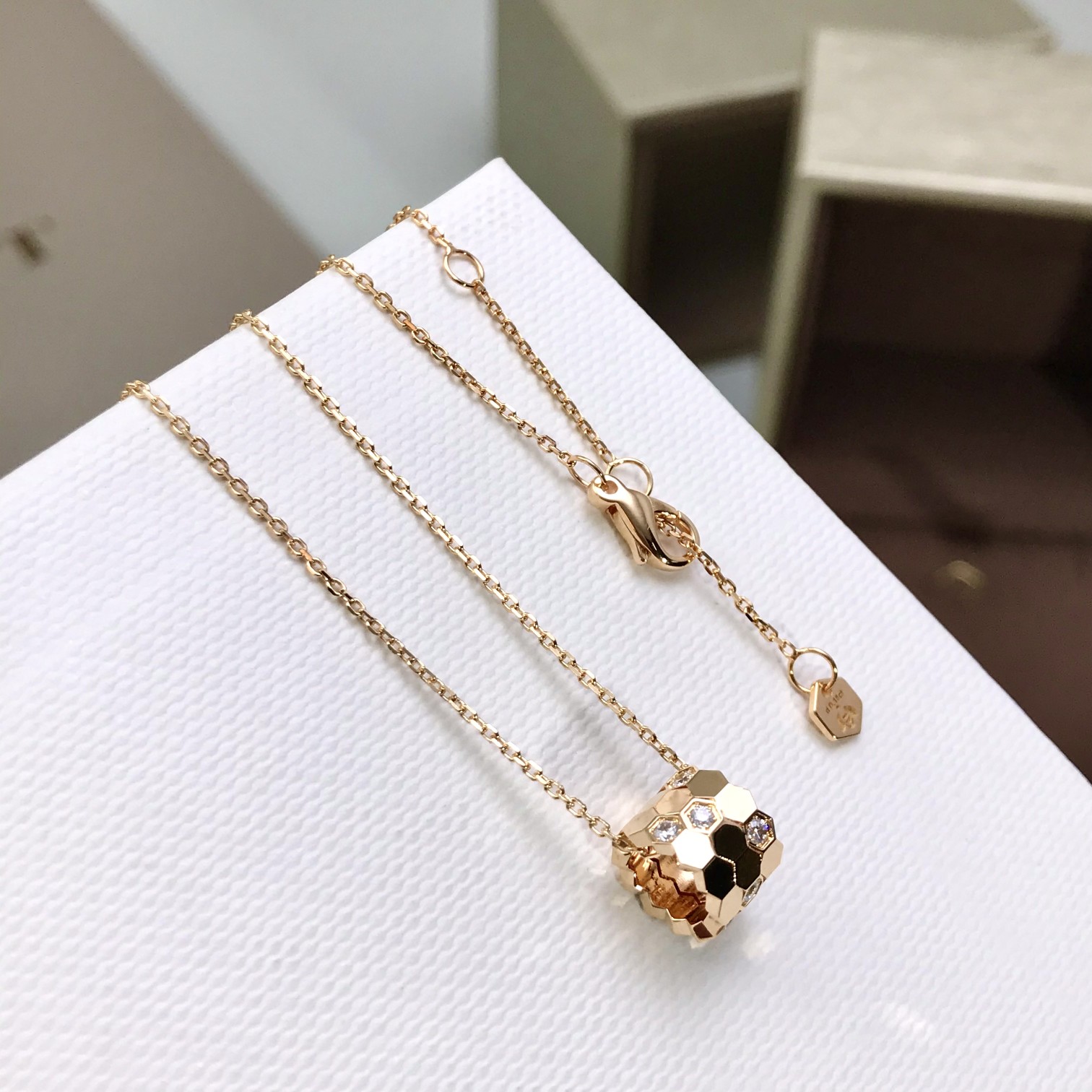 批发价💰125
重磅重工推荐！Bee my love三环蜂巢项链，寓意超好[机智]
Bee:丰裕富足，稳固坚实，甜蜜幸福！
My:属于自己了风格和光彩，独一无二的自己！Love:对生命的热爱，永恒的爱！
蜂巢上边有12颗特定进口钻，真心真心真心不容易，工艺难度在于蜂巢边缘棱角的尖度，丝毫不夸张，做到一致Z零缝隙的工艺，要达到这个效果，非常非常的不容易，且要用精密的钻石刀对边缘进行雕刻，才有这样的效果！只有购入Z才能做到一样样，不知道的以为是三个配件分开的，可以移动的😂再来看更重要的一点，还要把机器调到最慢的速度雕，不能快，快了会在边缘留下刀痕，只有慢慢的雕，因此机控的速度也要慢，不能快，掌控得非常到位，所以成本之高自己感受！再者愿每个佩戴者都能像小蜜蜂一样努力前进，把最甜的蜂蜜就给自己！