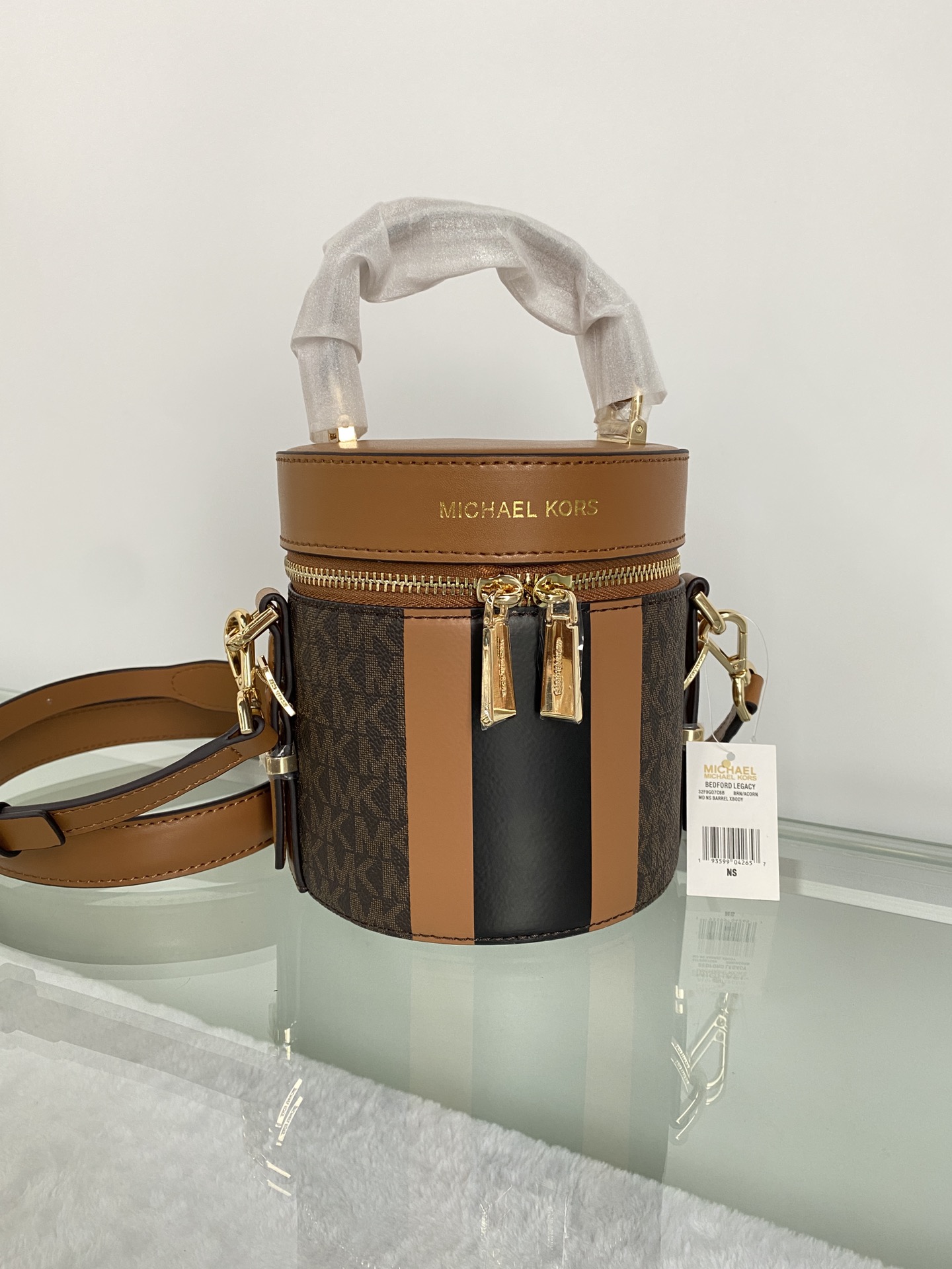 Michael Kors ～此款小圆筒手提斜挎包造型特别独特 融合潮流圆筒包型 彰显个性魅力 合理的空间设计能够轻松装下口红