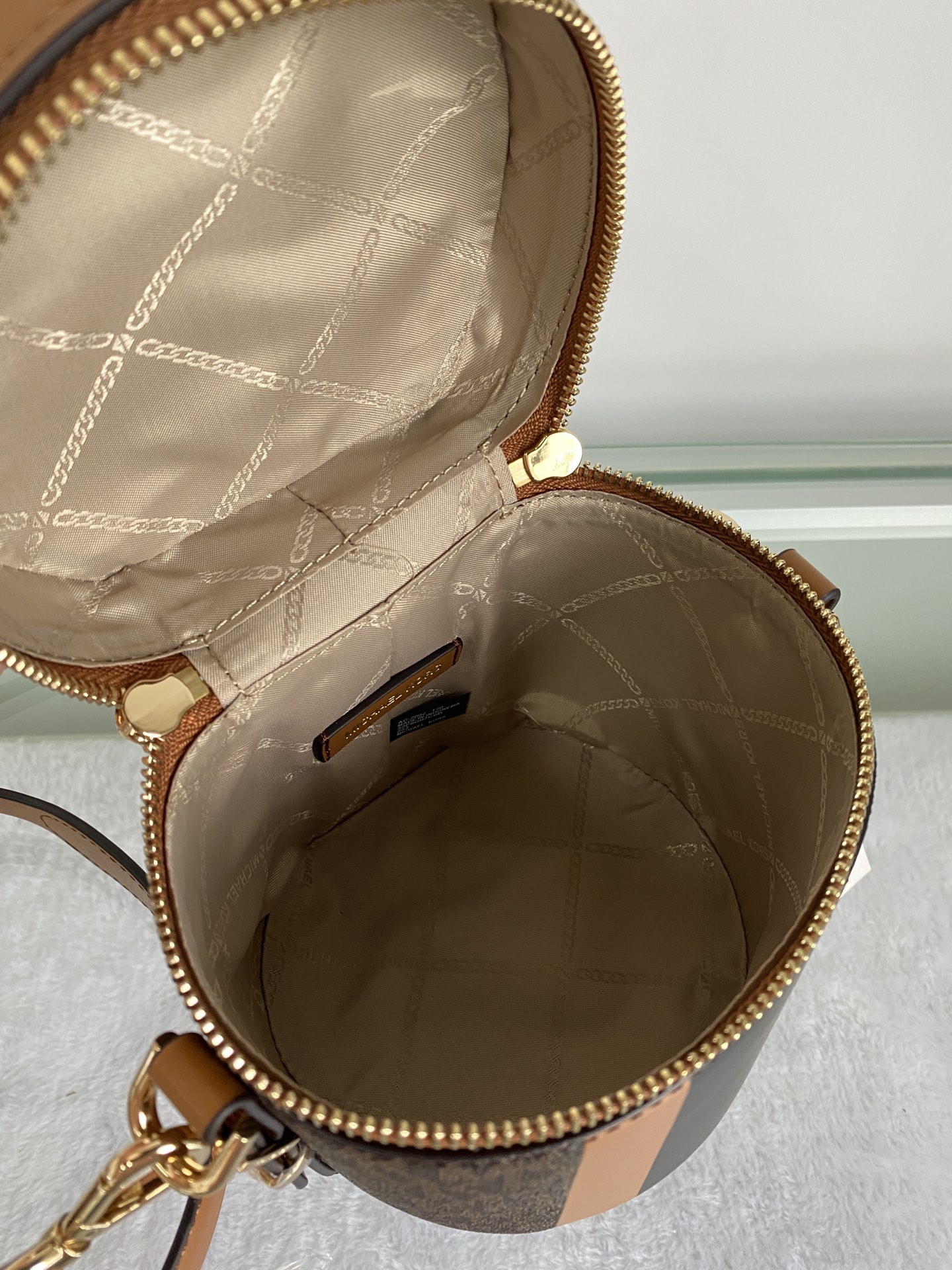 Michael Kors ～此款小圆筒手提斜挎包造型特别独特 融合潮流圆筒包型 彰显个性魅力 合理的空间设计能够轻松装下口红