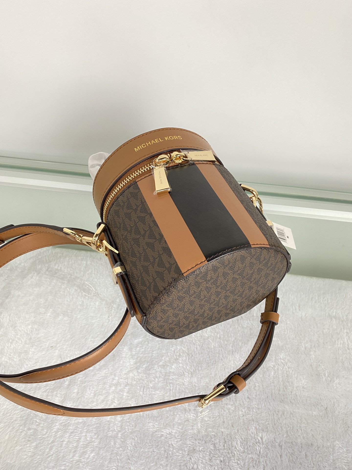 Michael Kors ～此款小圆筒手提斜挎包造型特别独特 融合潮流圆筒包型 彰显个性魅力 合理的空间设计能够轻松装下口红