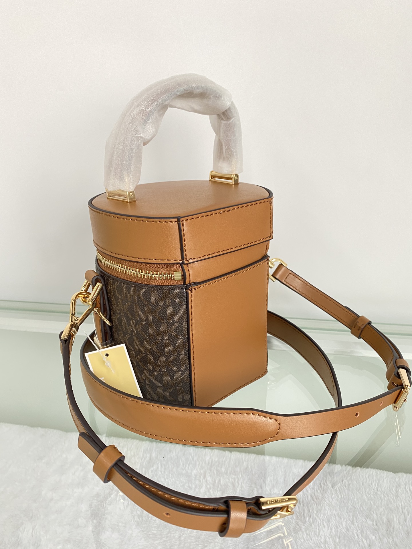Michael Kors ～此款小圆筒手提斜挎包造型特别独特 融合潮流圆筒包型 彰显个性魅力 合理的空间设计能够轻松装下口红
