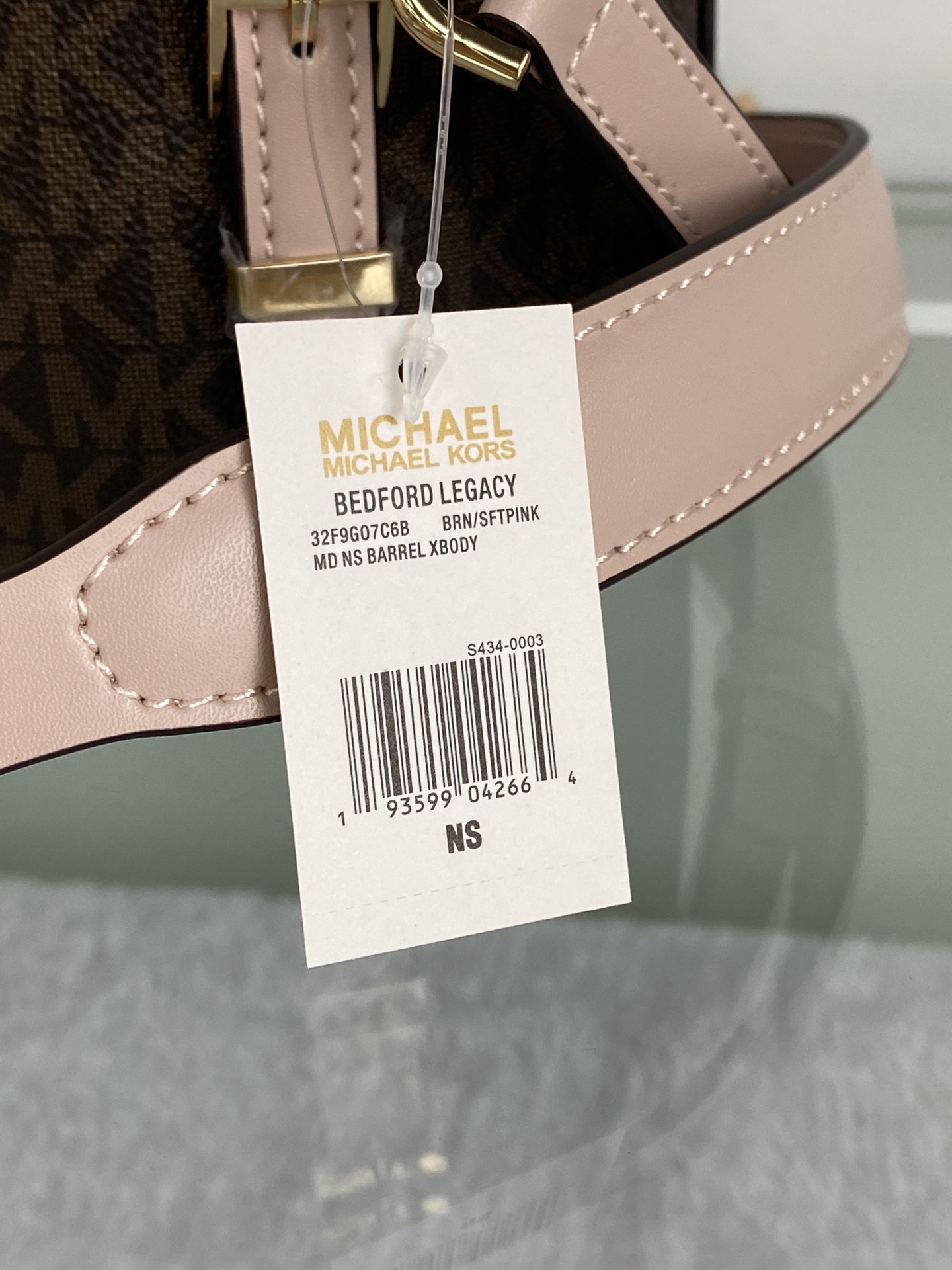 Michael Kors ～此款小圆筒手提斜挎包造型特别独特 融合潮流圆筒包型 彰显个性魅力 合理的空间设计能够轻松装下口红