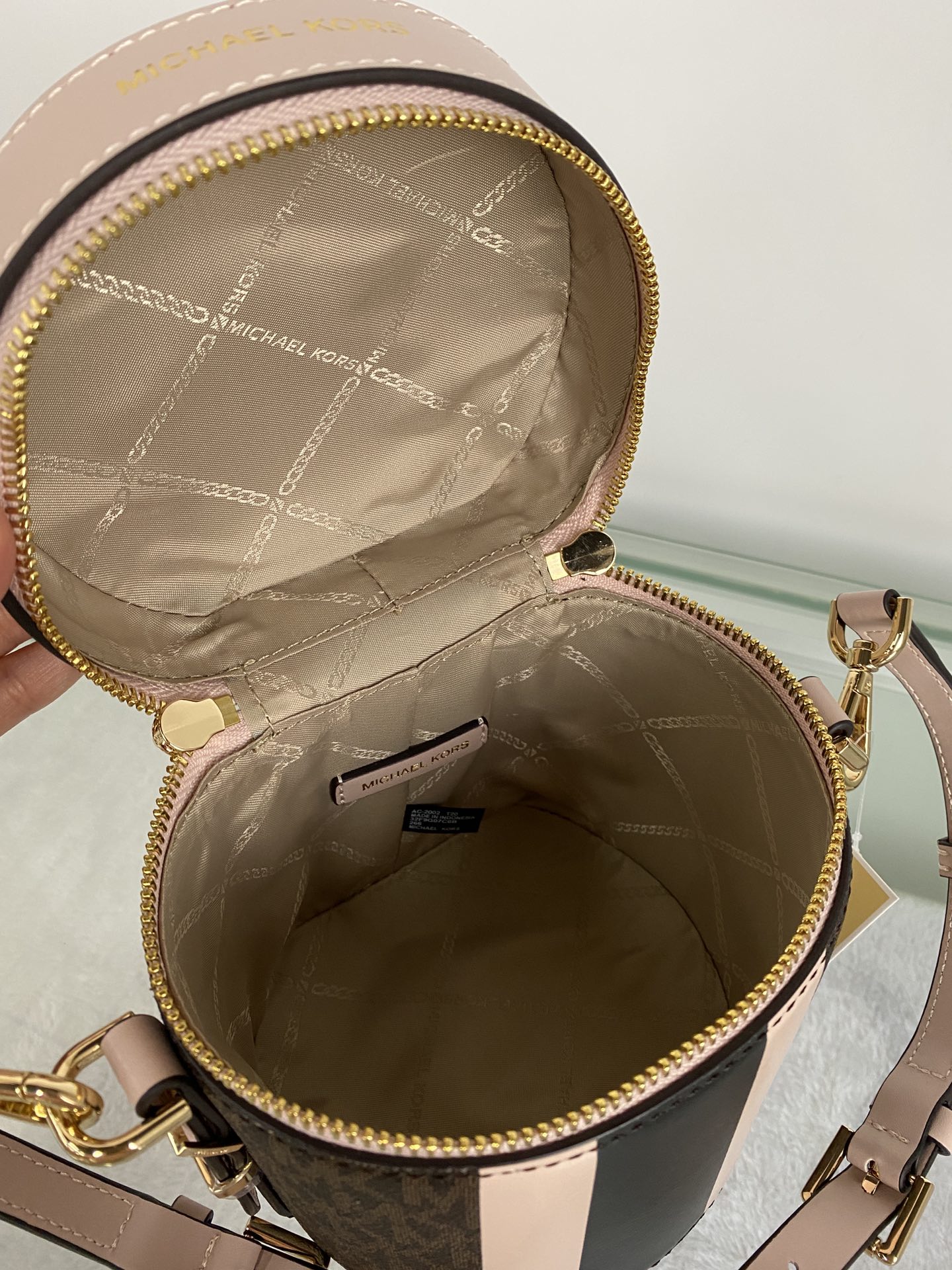 Michael Kors ～此款小圆筒手提斜挎包造型特别独特 融合潮流圆筒包型 彰显个性魅力 合理的空间设计能够轻松装下口红