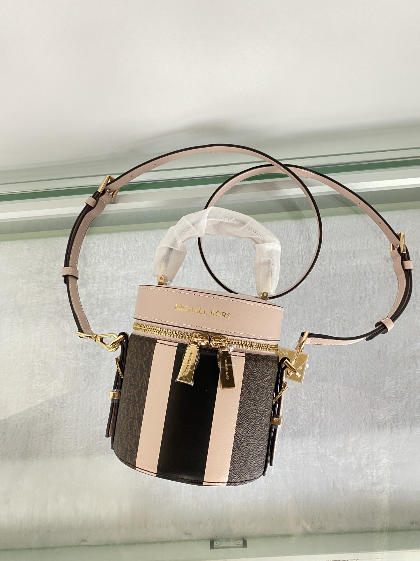 Michael Kors ～此款小圆筒手提斜挎包造型特别独特 融合潮流圆筒包型 彰显个性魅力 合理的空间设计能够轻松装下口红
