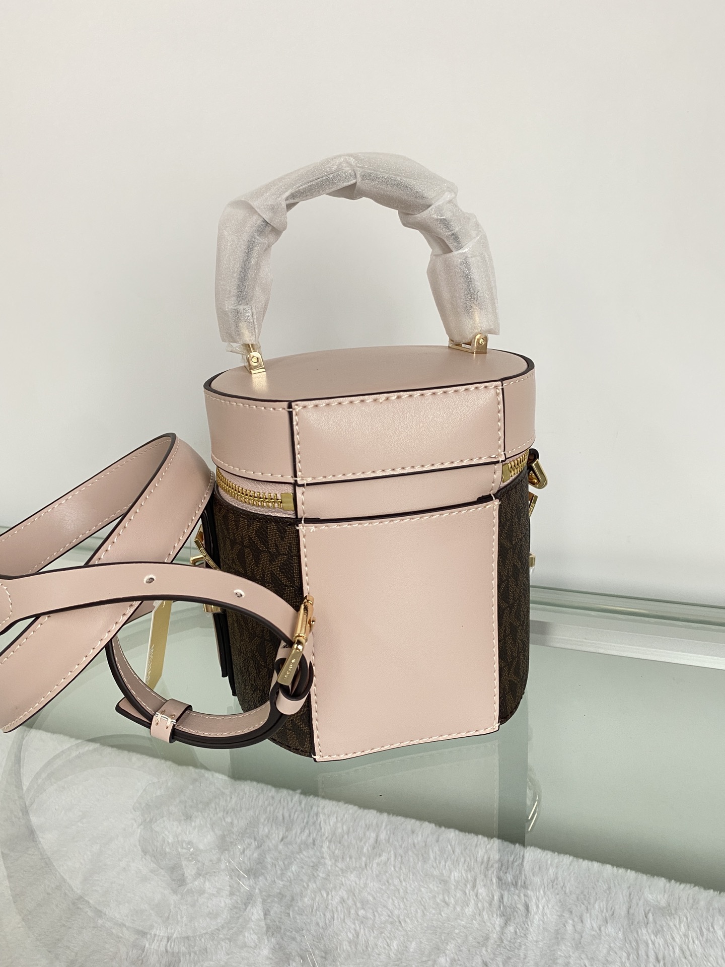 Michael Kors ～此款小圆筒手提斜挎包造型特别独特 融合潮流圆筒包型 彰显个性魅力 合理的空间设计能够轻松装下口红