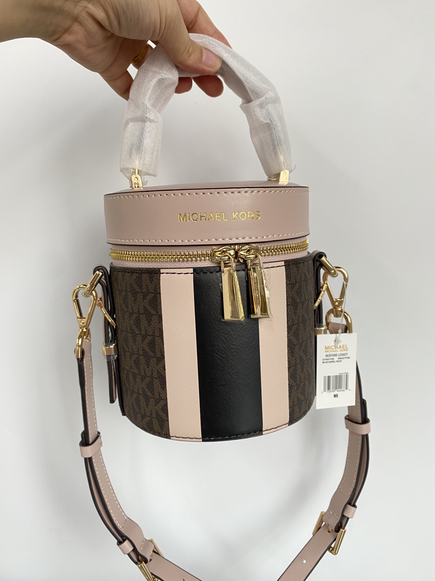 Michael Kors ～此款小圆筒手提斜挎包造型特别独特 融合潮流圆筒包型 彰显个性魅力 合理的空间设计能够轻松装下口红