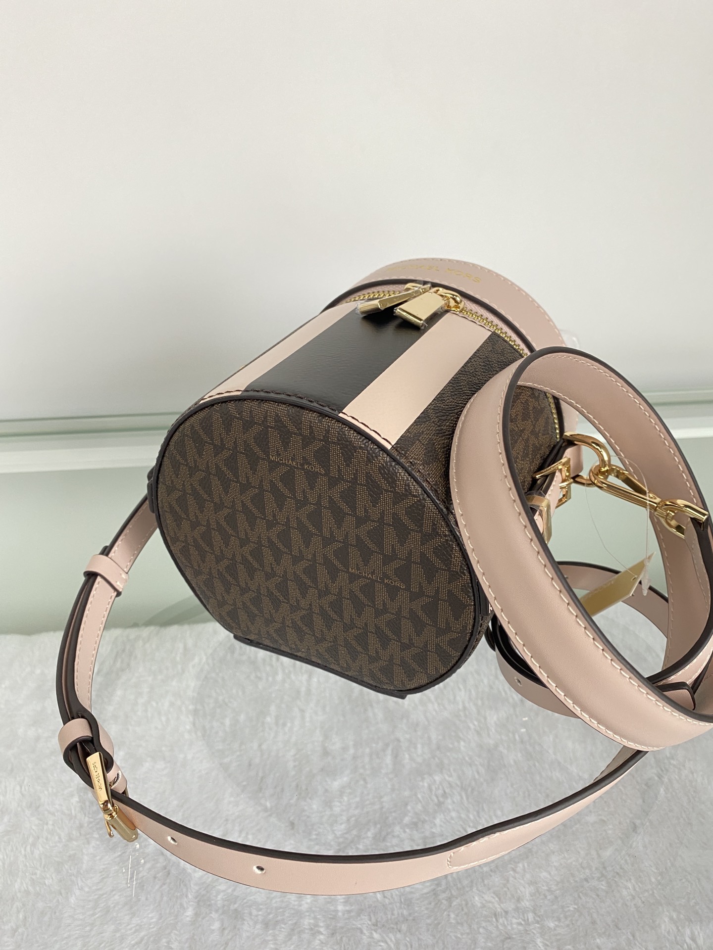 Michael Kors ～此款小圆筒手提斜挎包造型特别独特 融合潮流圆筒包型 彰显个性魅力 合理的空间设计能够轻松装下口红