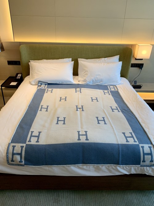 Hermès Avalon Blanket - Luxurious Wool and Cashmere Blend, 170 x 135 cm 1 Hermès Avalon Blanket - Luxurious Wool and Cashmere Blend, 170 x 135 cm