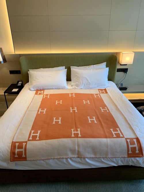 Hermès Orange Cashmere Blanket, Classic Design, Cozy and Warm, 170 x 135 cm 1 Hermès Orange Cashmere Blanket, Classic Design, Cozy and Warm, 170 x 135 cm