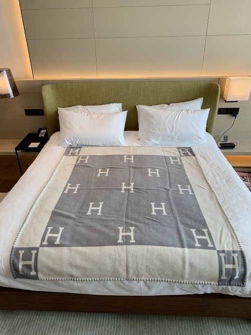 Hermes Gray Cashmere Throw Blanket - Classic Design, Luxurious Comfort