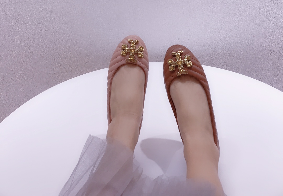 NO:651049,Comfortable on the foot, the normal size is a bit tight when trying it on, it is recommended to go up one size for more comfort, single shoe19860909上脚舒适,试穿按平时码偏紧,建议拿大一码更舒服,单鞋,Women's Shoes