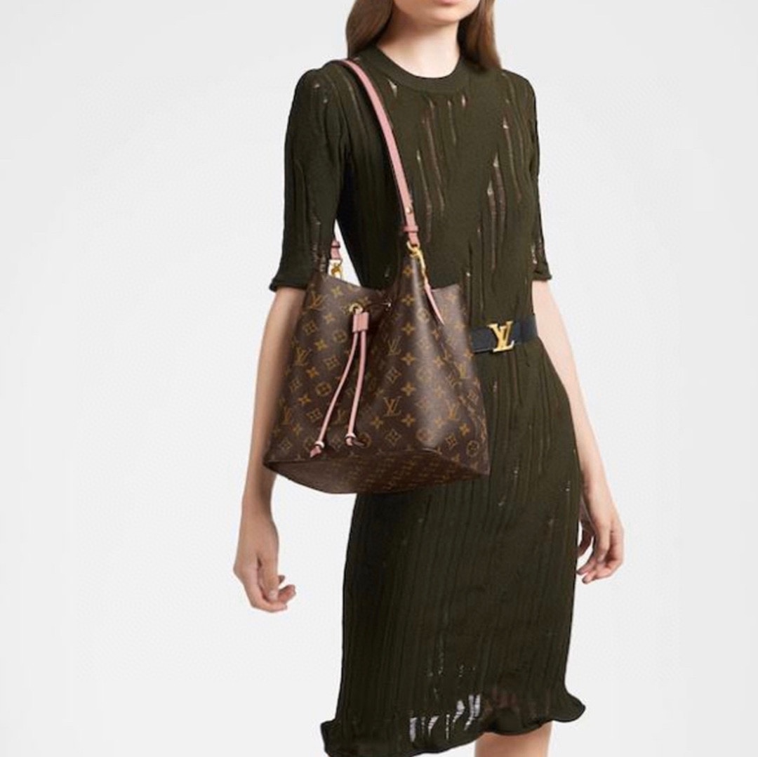 Lv粉水桶 🅿️240 独家高端礼盒装.
升级后的Ⅳ水桶包品质更好质感版型正.
规格:26*25*16cm
诞生于1932年的 LV Noe系列是最古老的水桶包之一这种最初为装香槟酒瓶而设计的可爱形状.直被不同的设计师演绎到现在Noe以全新的Neonoe水桶包重回大家的视野可爱实用得不像话.而最最经典的老花款式.更是火爆至极.一度成为女星和时尚达人们的出街新宠.