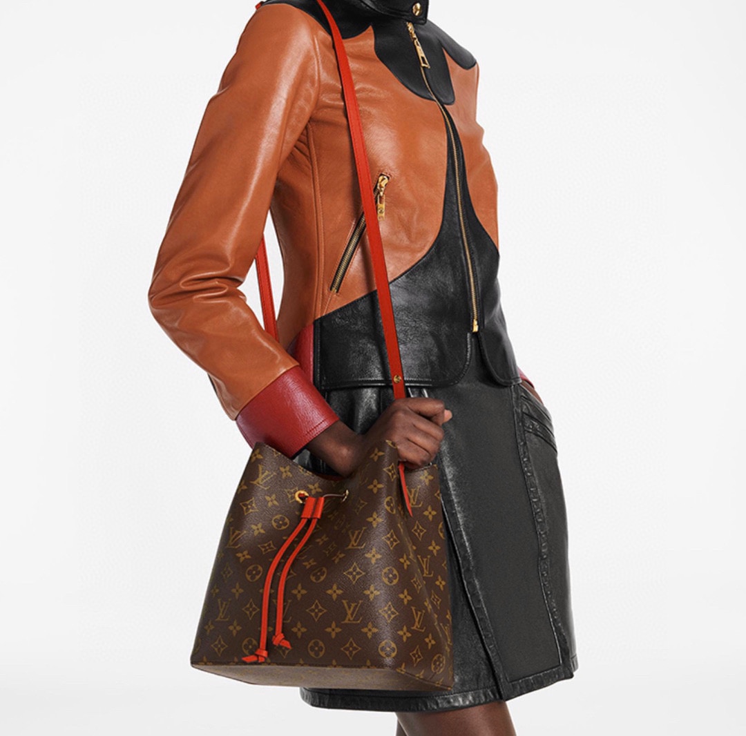 Lv红水桶 🅿️240 独家高端礼盒装.
升级后的Ⅳ水桶包品质更好质感版型正.
规格:26*25*16cm
诞生于1932年的 LV Noe系列是最古老的水桶包之一这种最初为装香槟酒瓶而设计的可爱形状.直被不同的设计师演绎到现在Noe以全新的Neonoe水桶包重回大家的视野可爱实用得不像话.而最最经典的老花款式.更是火爆至极.一度成为女星和时尚达人们的出街新宠.