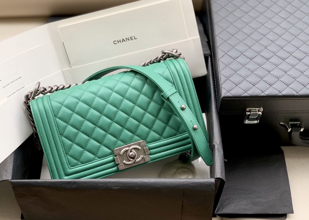 CHANEL Le Boy 25cm cuir de veau importé + motif en V, mode non conventionnelle, unique et pleine de personnalité
