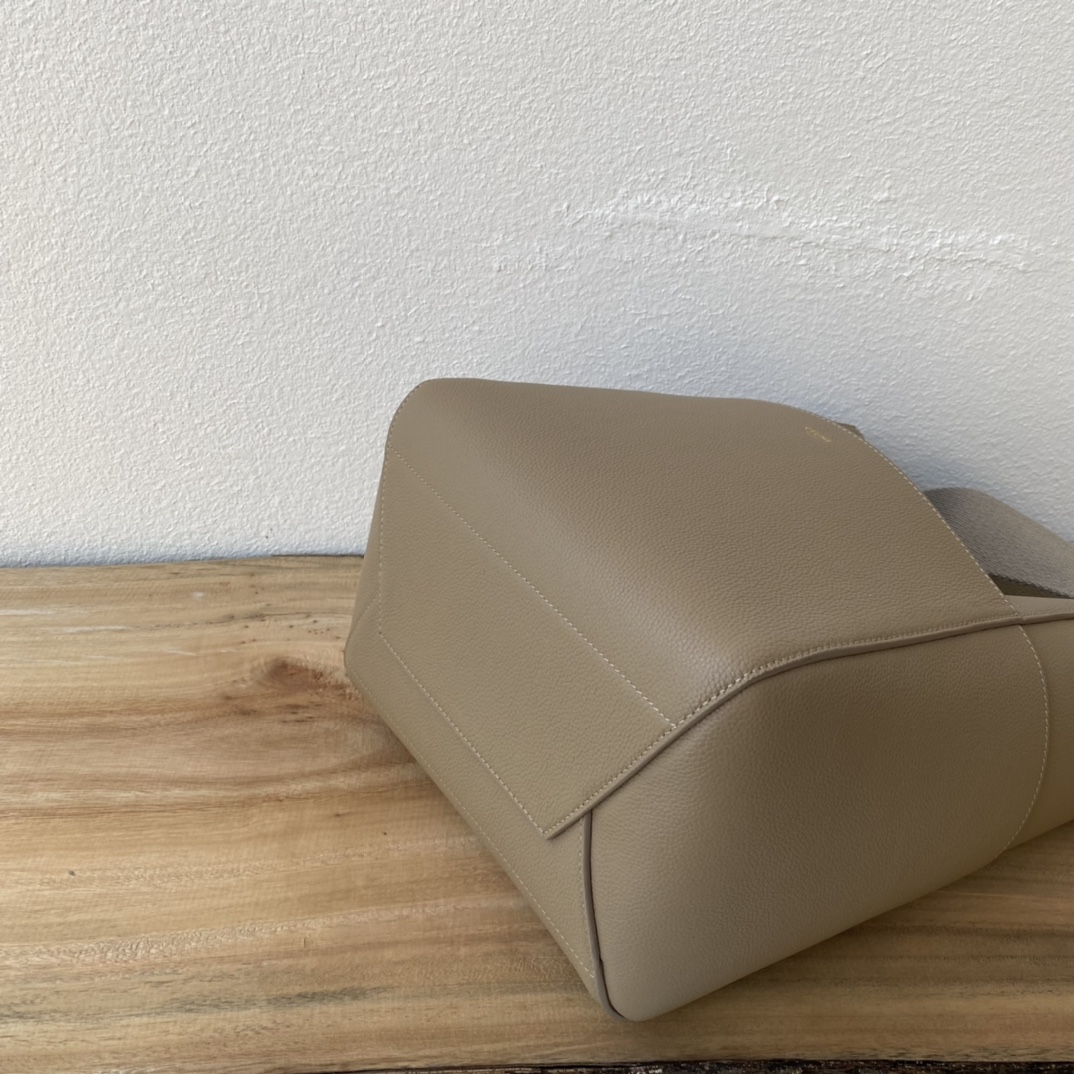 CELINE Sangle 桶包 - 編み込み帆布肩ベルト付きの実用的でスタイリッシュなバッグ