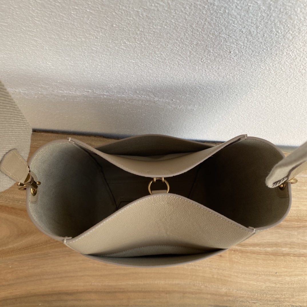 CELINE Sangle 桶包 - 編み込み帆布肩ベルト付きの実用的でスタイリッシュなバッグ