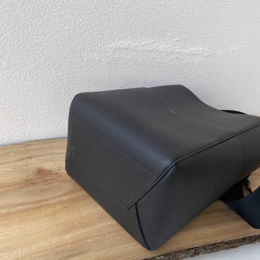 CELINE Sangle バケツバッグ - 収納力抜群のレトロデザイン