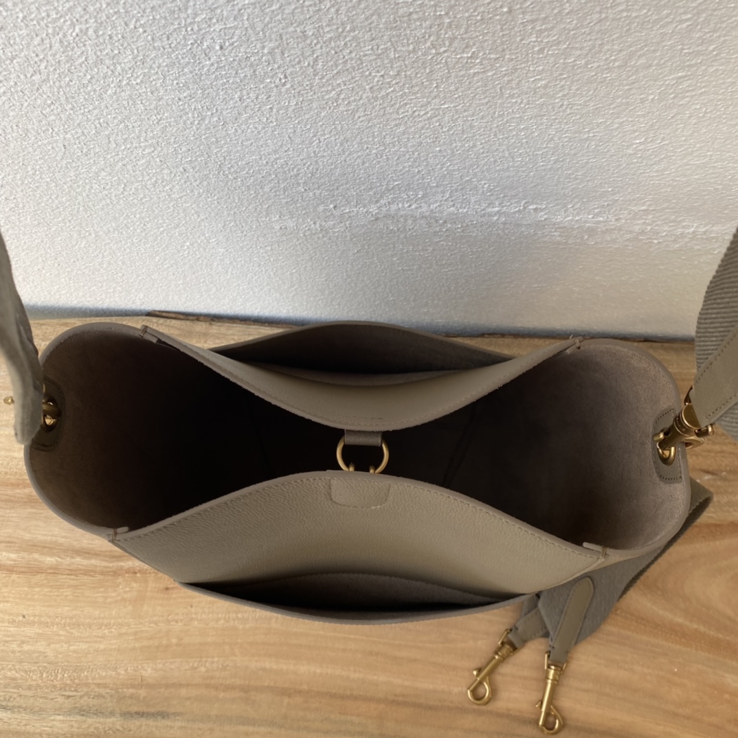 CELINE Sangle 桶包 - 幅広肩ベルトのレトロデザイン