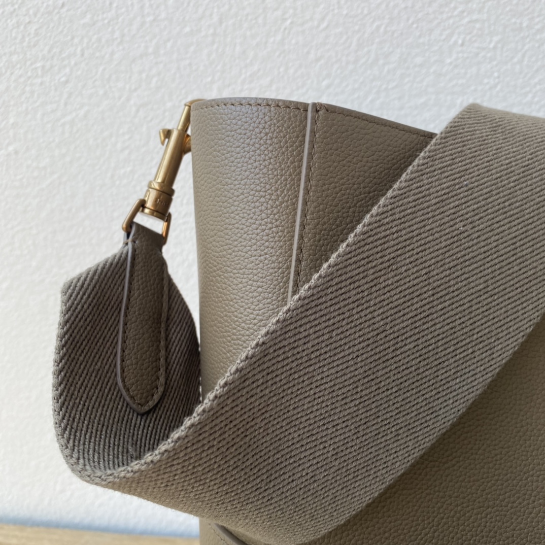 CELINE Sangle 桶包 - 幅広肩ベルトのレトロデザイン