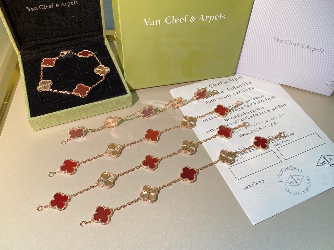 NO:101442,New style, exclusive quality sterling silver, huge white bracelet, guillochete carved texture is very unique, refracting different textures as the angle changes, Vca bracelet, bracelet, pure silver19860909新款 独家品质纯银 巨显白的红玉髓,玑镂雕花纹理很别致,随着角度变化折射不同纹理哦,Vca手链,bracelet,pure silver,Jewelry