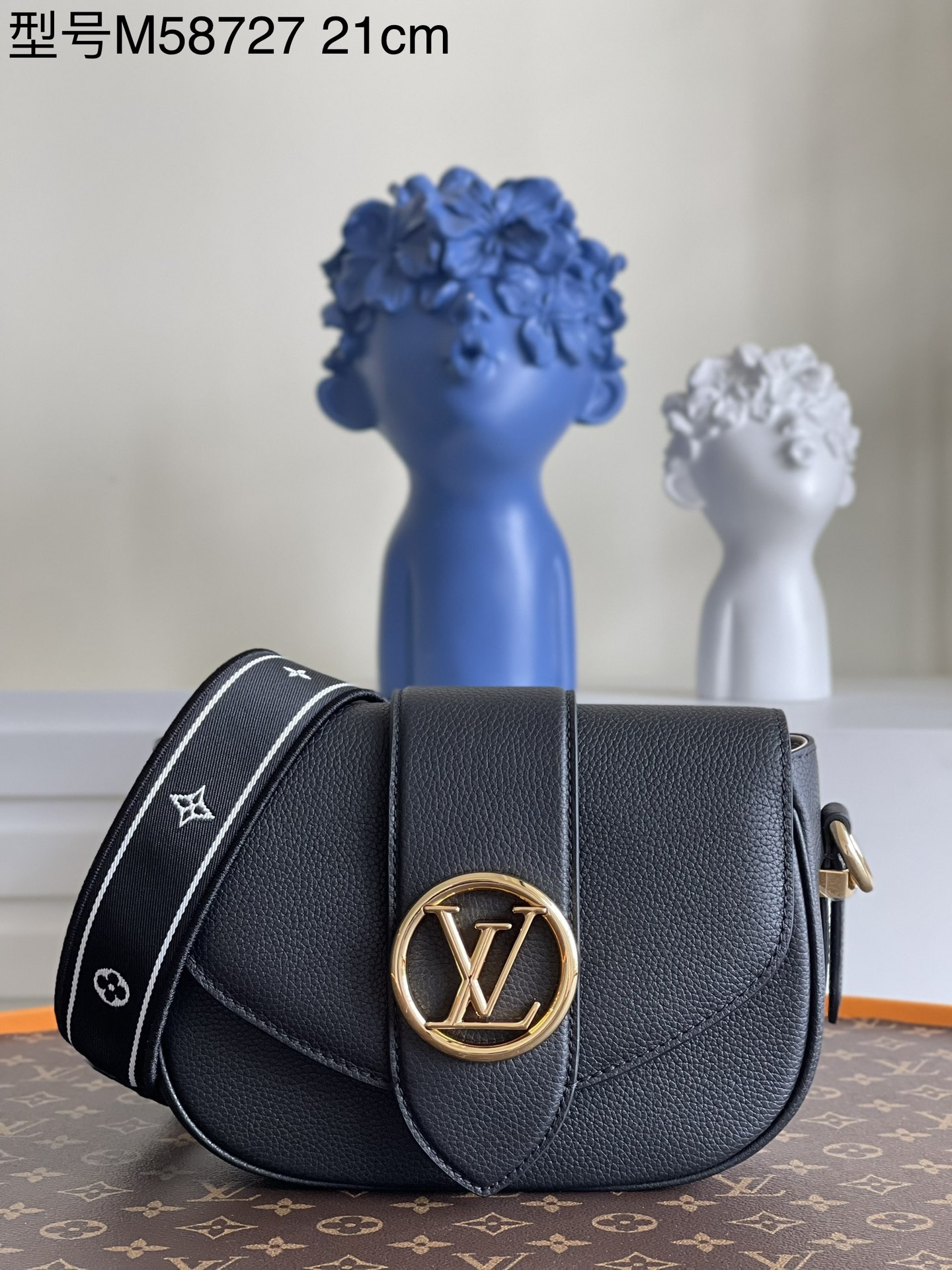 NO:397745,【Exclusive real photo M 58727 black trumpet】 LV Pont 9 Soft handbag is made of grained calfskin, and is injected with an elegant atmosphere with the LV Circle logo derived from the brand archives. Monogram flower clusters are hidden under the flip cover, Monogram flowers bloom on shoulder straps. 21 x 15 x 6.5 cm YJ.,LV【original leather】,louis vuitton,cowhide19860909【独家实拍M 58727 黑色小号】 LV Pont 9 Soft 手袋取材粒面小牛皮,以源自品牌档案的 LV Circle 标识注入典雅气息.Monogram 花簇藏于翻盖之下,Monogram 花卉于肩带绽放.21 x 15 x 6.5 厘米 YJ.,LV【原厂皮】,louis vuitton,cowhide,Bag