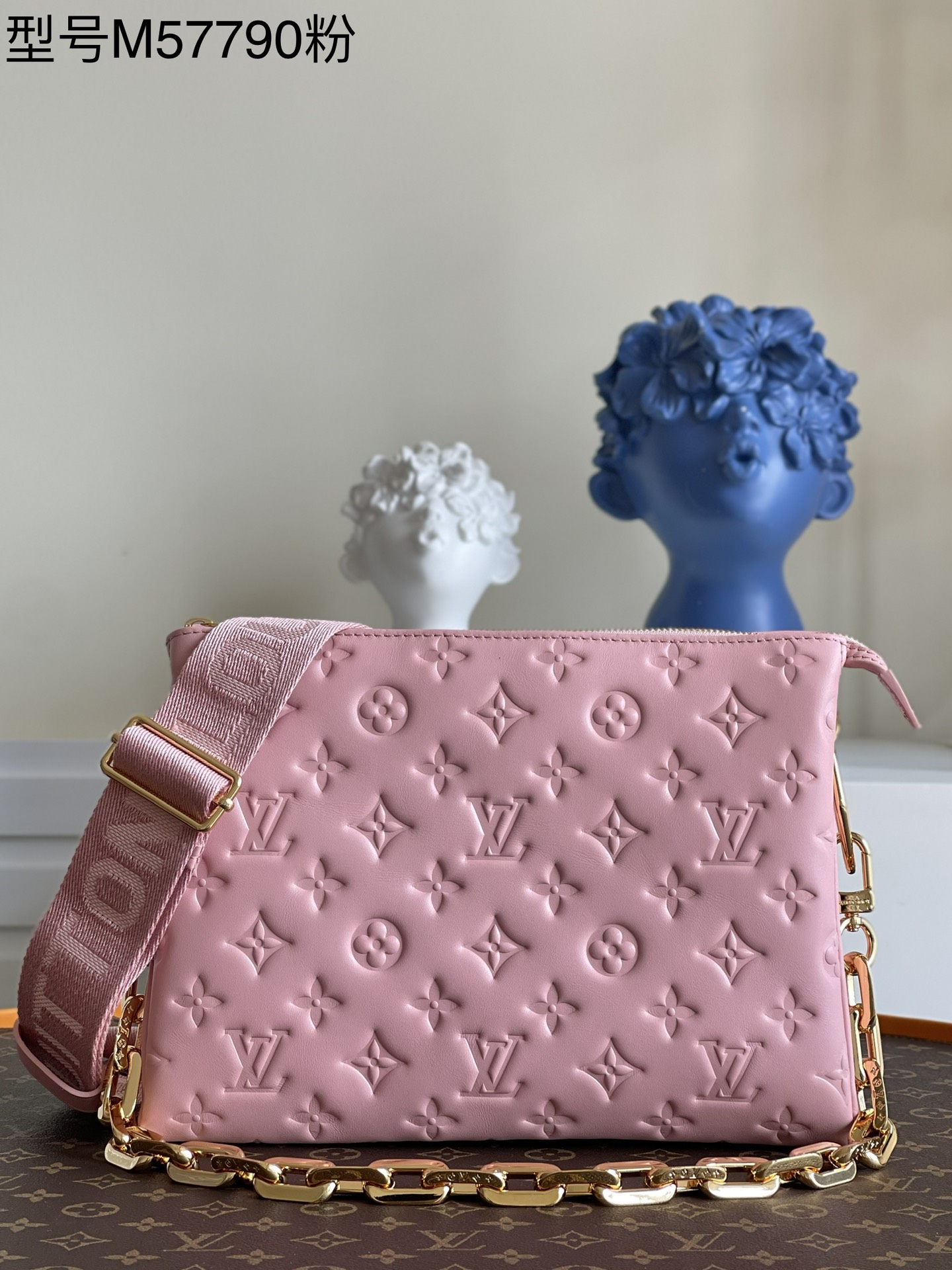 NO:397754,【Exclusive real shot of M57790 powder】M59276 Coussin small handbag shines in spring and summer fashion show. Monogram embossed fluffy sheepskin creates a pillow-back configuration, injecting avant-garde style into a simple design. You can use shoulder straps crossbody or incarnate chain bags, or you can carry them under your armpits. Detailed features 26 x 20 x 12 cm j.,LV [original leather],louis vuitton,sheepskin19860909【独家实拍M57790粉】M59276 Coussin 小号手袋于 春夏时装秀大放异彩.Monogram 压纹蓬松绵羊皮打造靠枕构型,为简约设计注入前卫风范.可利用肩带斜挎或化身链条法棍包,亦可于腋下携带.详细特征26 x 20 x 12 厘米 j.,LV【原厂皮】,louis vuitton,sheepskin,Bag