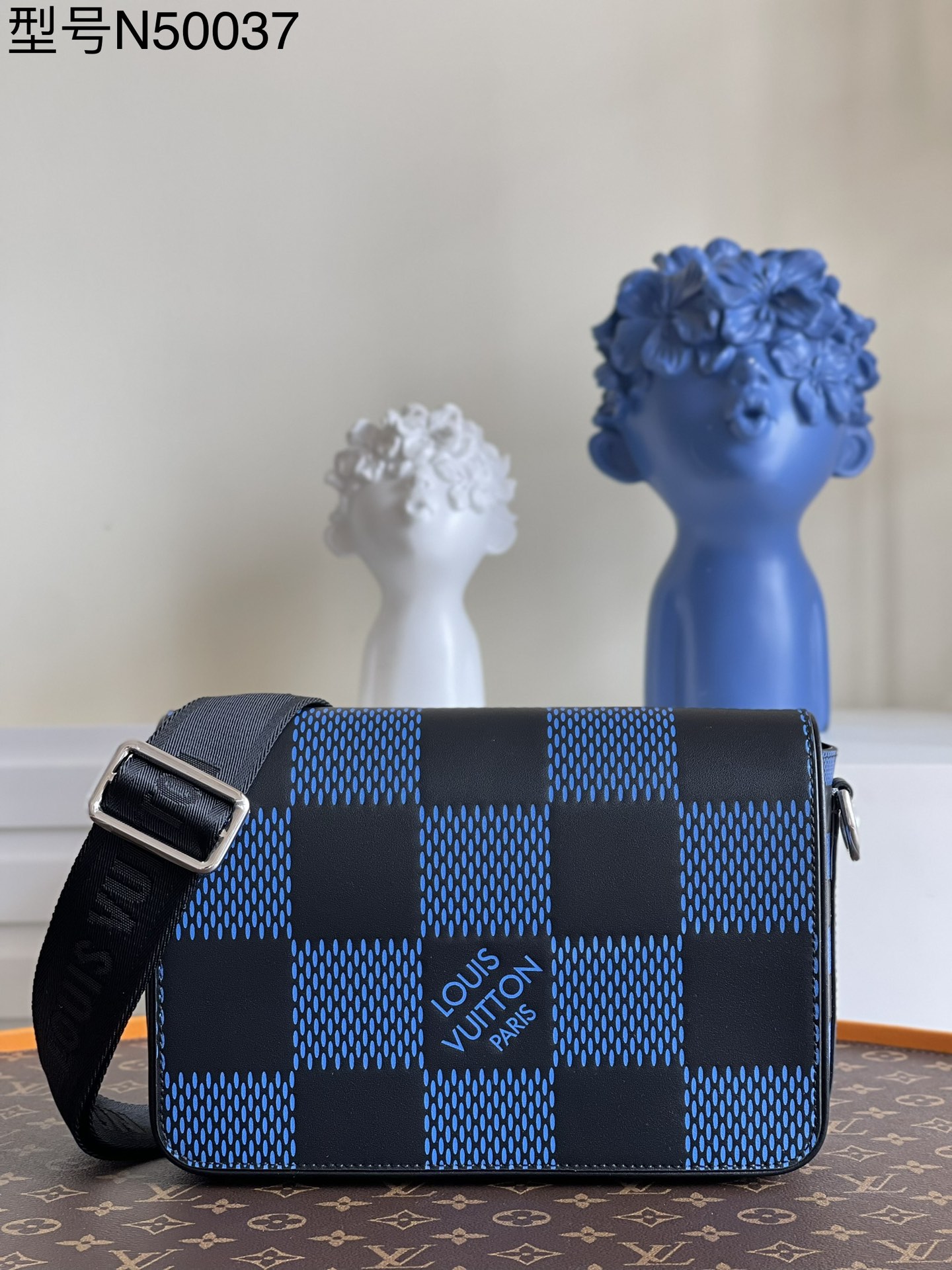 NO:397839,【Exclusive real shot N50037】The new Studio Postman bag releases the eye-catching style of the Damier Infini 3D pattern, showing the plaid changes inspired by contemporary architectural inspiration. The rich cowhide creates a minimalist configuration, while carrying the classic design of the Flap Postman bag. The detachable shoulder strap and secure magnetic buckle closure bring practical functions, adding another trendy choice for Damier enthusiasts. Detailed features 23.5 x 14 x 5 cm z. 750,LV【Original Leather】,dior,louis vuitton,cowhide19860909【独家实拍N50037】全新 Studio 邮差包释放 Damier Infini 3D 图案的瞩目格调,展现当代建筑灵感启发下的格纹变幻.丰盈牛皮打造极简主义构型,同时承接 Flap 邮差包的经典设计,可拆卸肩带和安全磁扣开合带来实用功能,为 Damier 爱好者再添潮流之选.详细特征23.5 x 14 x 5 厘米 z. 750,LV【原厂皮】,dior,louis vuitton,cowhide,Bag