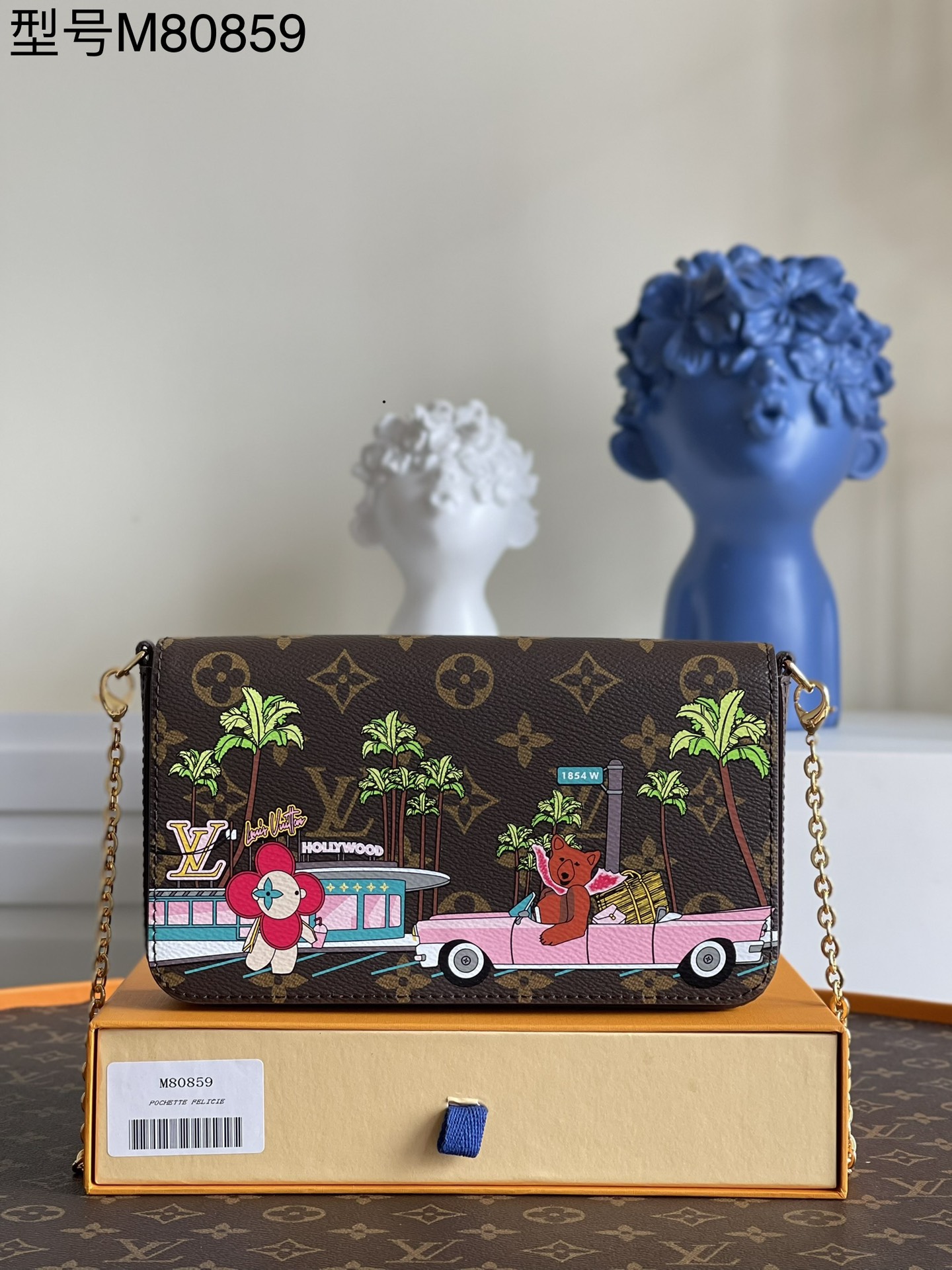 NO:397773,【Exclusive real photo M80859】This Félicie Pochette handbag is made of Monogram canvas, and uses chic prints to depict the brand's mascot Vivienne and the California Bears to enjoy a fun trip to Hollywood Avenue, passing through LV restaurants and lush palm trees along the way. The detachable pocket adds functional design, suitable for hand holders, shoulders or crossbody. Detailed features 21 x 12 x 3 cm v.,LV [original leather],louis vuitton19860909【独家实拍M80859】此款 Félicie Pochette 手袋由 Monogram 帆布制成,以别致印花描绘品牌吉祥物 Vivienne 与加州小熊共乘敞篷车惬意畅游好莱坞大道,沿途经过 LV 餐厅和茂密棕榈树之景.可拆卸口袋增添功能设计,手拿、肩背或斜挎皆宜. 详细特征21 x 12 x 3 厘米 v.,LV【原厂皮】,louis vuitton,Bag