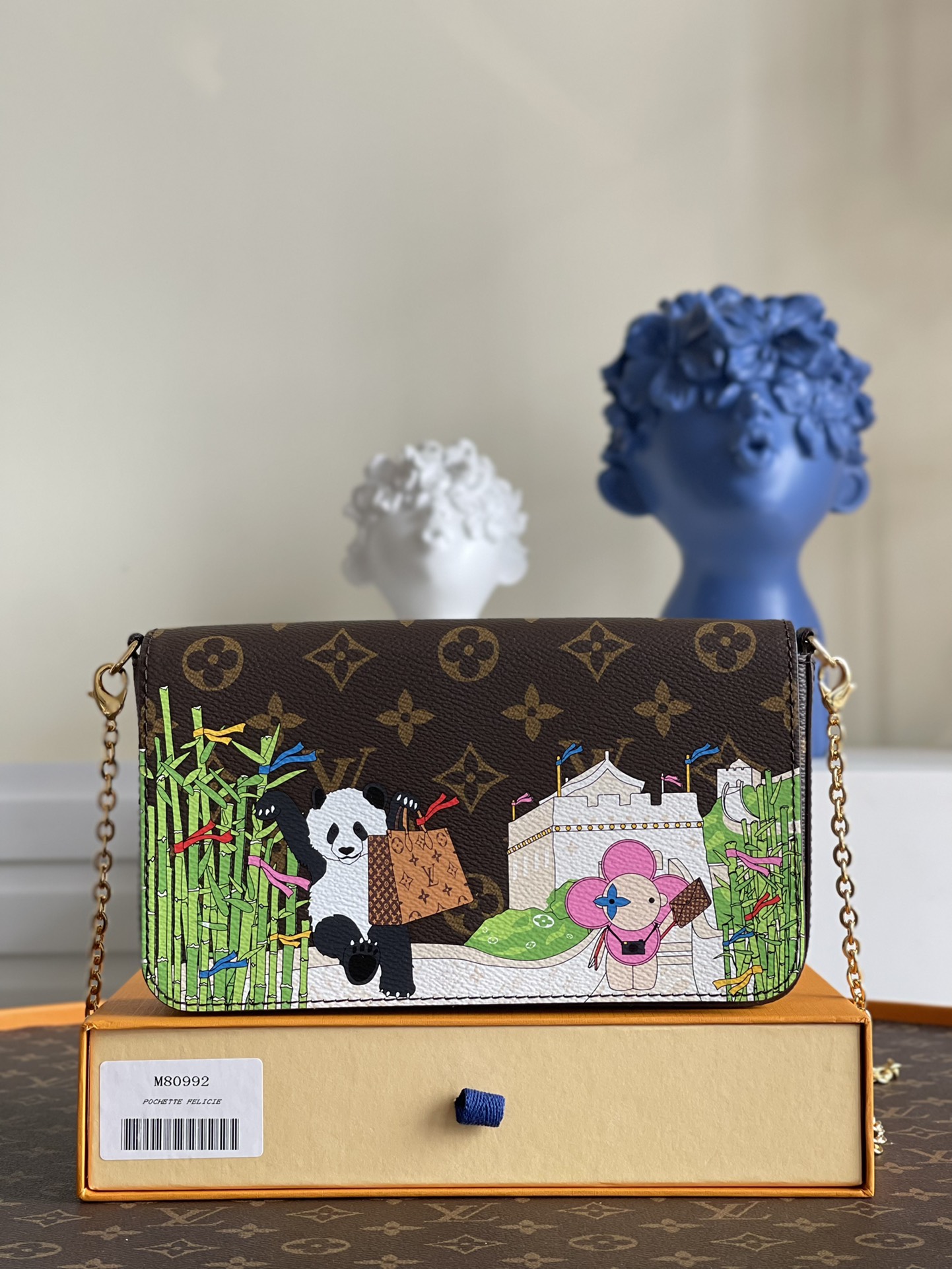 NO:397775,【Exclusive real photo M80992】This Félicie Pochette handbag is made of Monogram canvas, and uses chic prints to depict the brand's mascot Vivienne and the California Bears to enjoy a fun trip to Hollywood Avenue, passing through LV restaurants and lush palm trees along the way. The detachable pocket adds functional design, suitable for hand holders, shoulders or crossbody. Detailed features 21 x 12 x 3 cm v.,LV [original leather],louis vuitton19860909【独家实拍M80992】此款 Félicie Pochette 手袋由 Monogram 帆布制成,以别致印花描绘品牌吉祥物 Vivienne 与加州小熊共乘敞篷车惬意畅游好莱坞大道,沿途经过 LV 餐厅和茂密棕榈树之景.可拆卸口袋增添功能设计,手拿、肩背或斜挎皆宜. 详细特征21 x 12 x 3 厘米 v.,LV【原厂皮】,louis vuitton,Bag