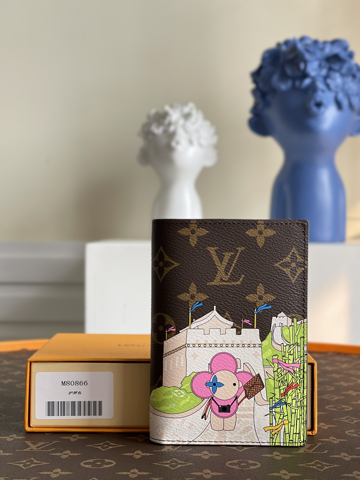 NO:397777,【Exclusive real shot M80866】This passport cover is on the surface of Monogram canvas depicting the vivid scene of the brand mascot Vivienne taking a comfortable selfie in the Great Wall. It is equipped with cowhide lining, card slot and pocket, making it a gift for the Christmas capsule series. Detailed features 10 x 14 x 2.5 cm v.,LV [original leather],louis vuitton,cowhide19860909【独家实拍M80866】此款护照套于 Monogram 帆布表面描绘品牌吉祥物 Vivienne 在万里长城惬意自拍的生动场景,配有牛皮内衬、卡位和口袋,成就 圣诞胶囊系列的赠礼佳选. 详细特征10 x 14 x 2.5 厘米 v.,LV【原厂皮】,louis vuitton,cowhide,Bag