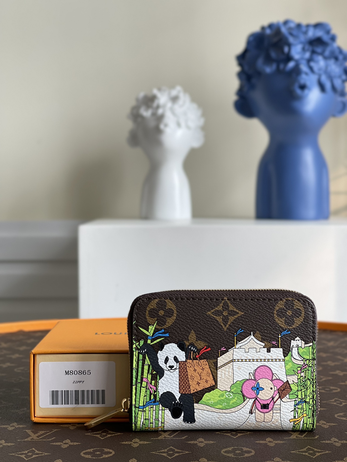 NO:397779,【Exclusive real photo M80865】 Christmas style old silk screen, zippered coin wallet Urban people provide the ideal choice. The bag is exquisite and compact, and can be used to hold change, credit cards and folded banknotes. Even if the pocket on the body is small, you can easily put it in. 11*8*2cm. V. 240, LV [original leather], louis vuitton, wallets19860909【独家实拍M80865】 圣诞款 老花丝印 拉链零钱包 都市人提供了最理想的选择.包身精巧紧凑,可以用来装零钱、信用卡和折叠起来的纸币.即使身上的口袋小,也可轻松地将它放入.11*8*2cm. V. 240,LV【原厂皮】,louis vuitton,wallets,Bag