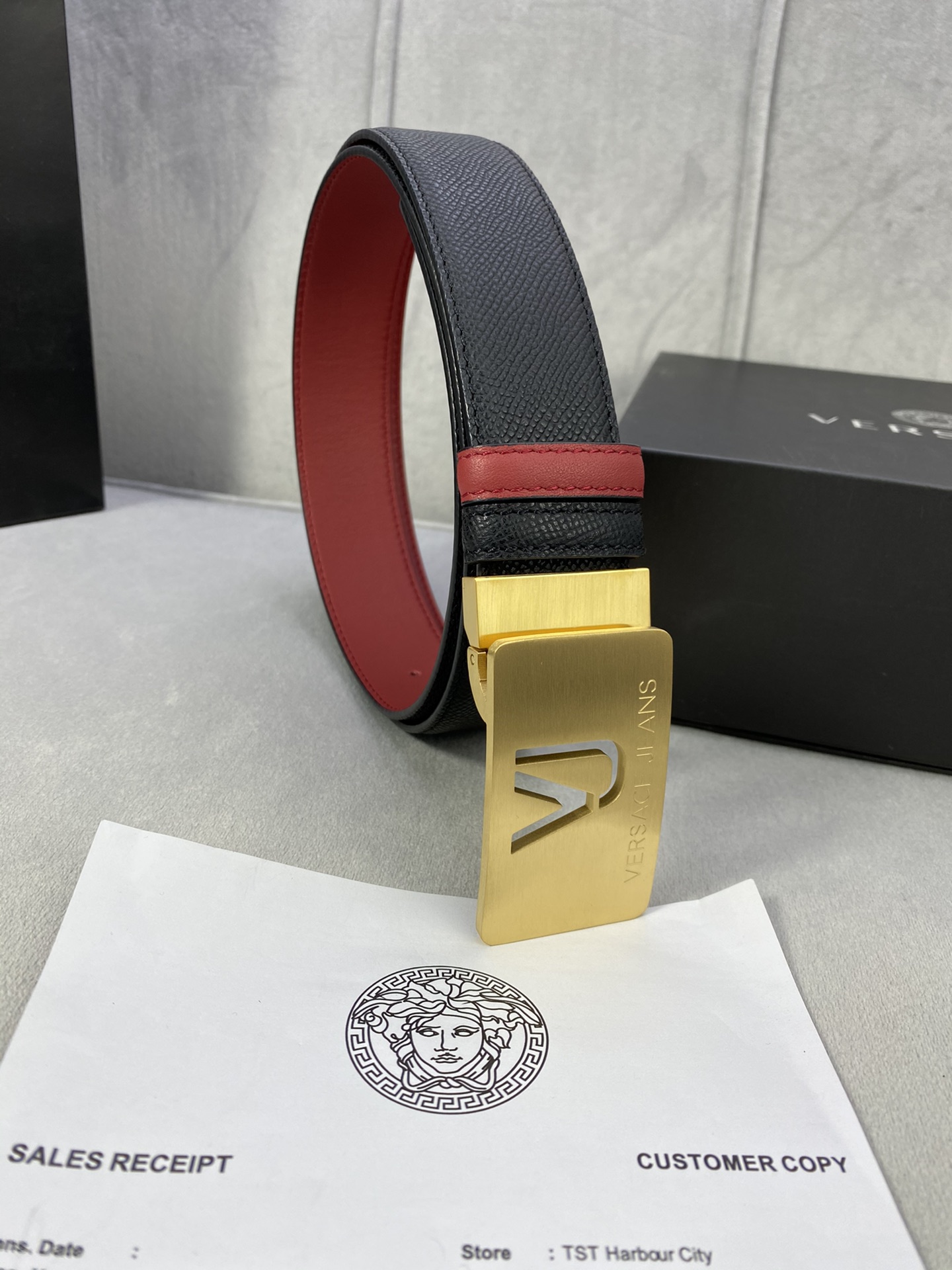 宽度3.5cmVERSACE（范思哲）此款柔软的手掌纹皮带饰有一个几何形状的希腊回纹别扣