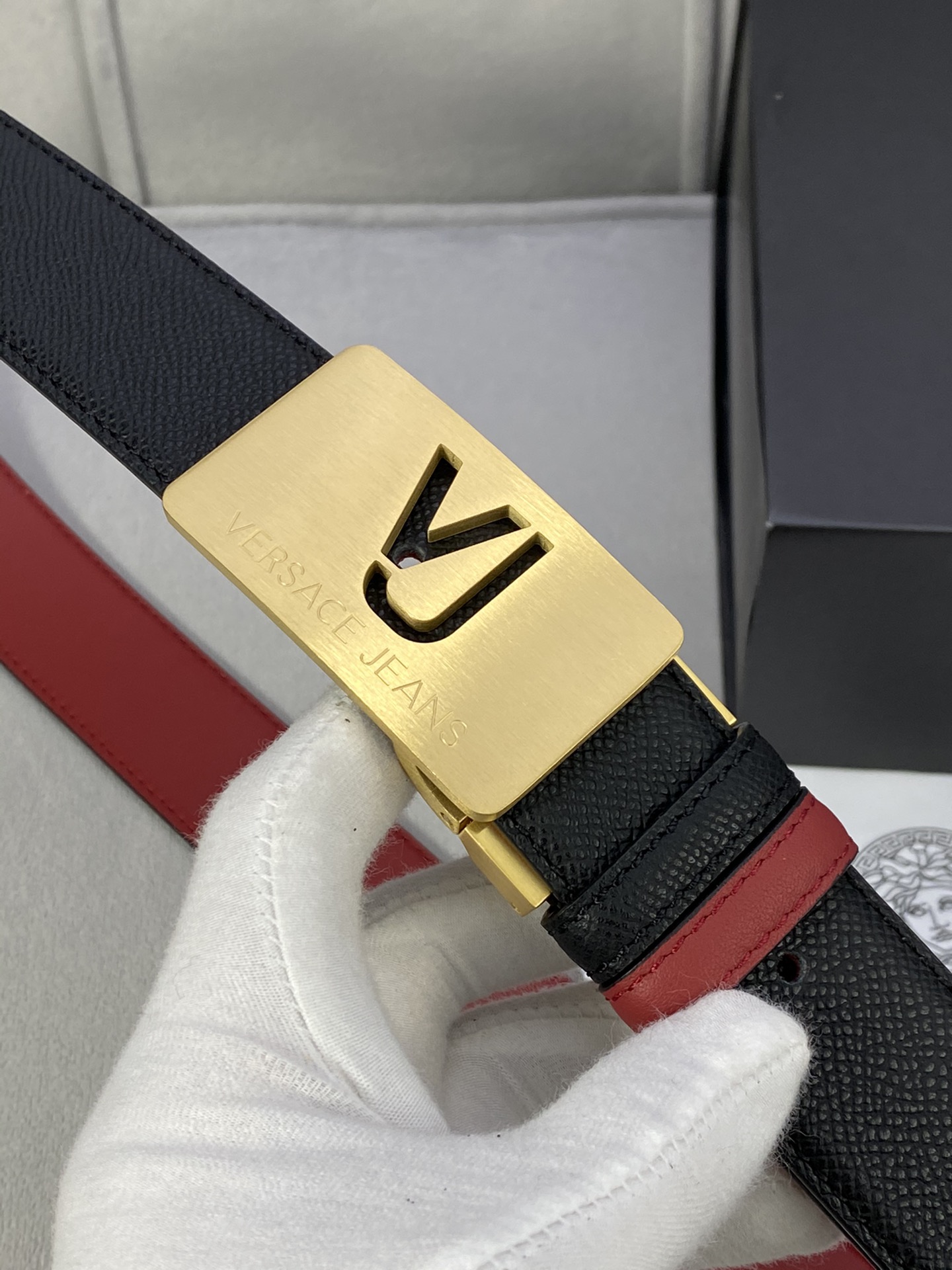 宽度3.5cmVERSACE（范思哲）此款柔软的手掌纹皮带饰有一个几何形状的希腊回纹别扣