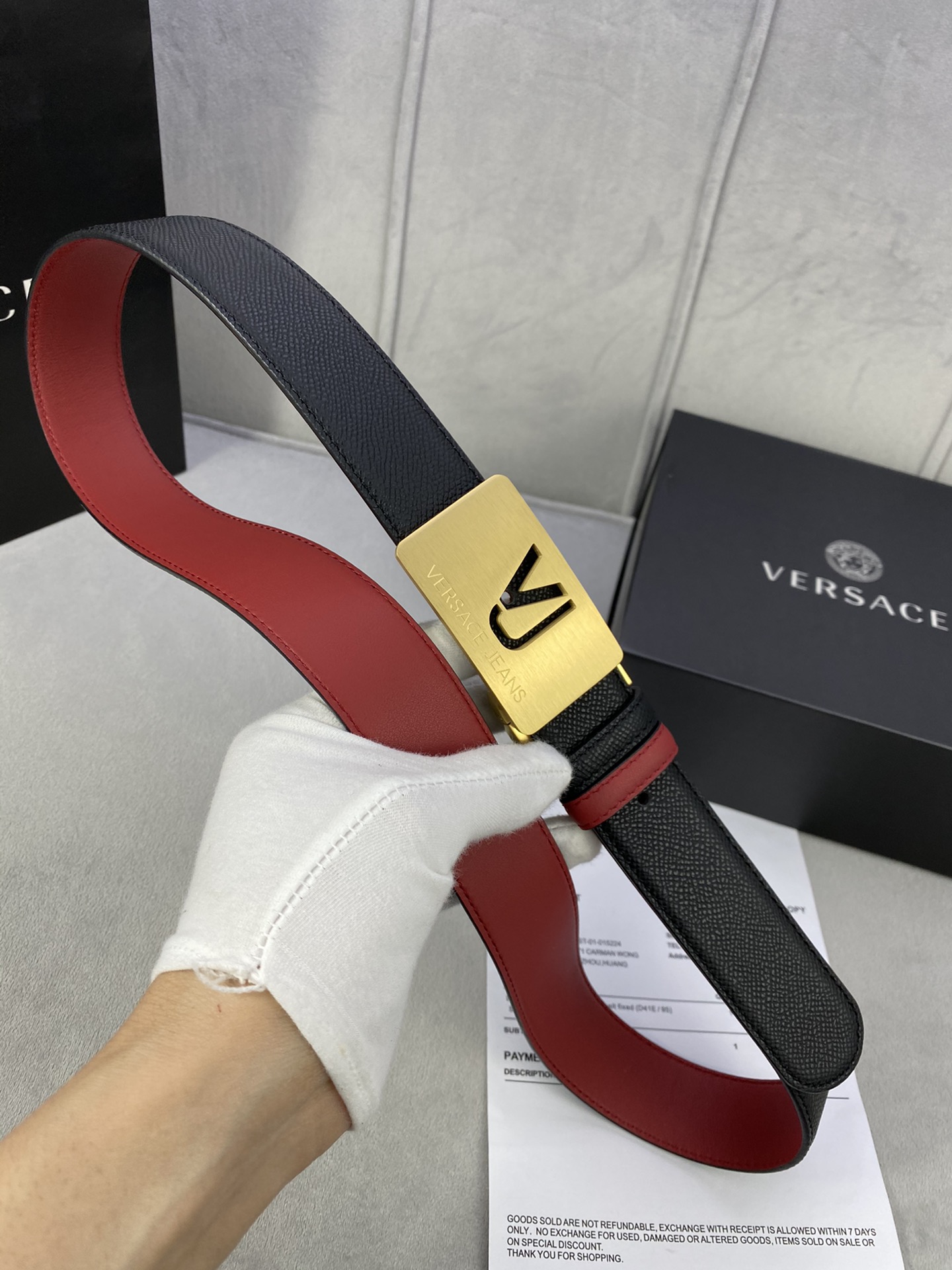 宽度3.5cmVERSACE（范思哲）此款柔软的手掌纹皮带饰有一个几何形状的希腊回纹别扣