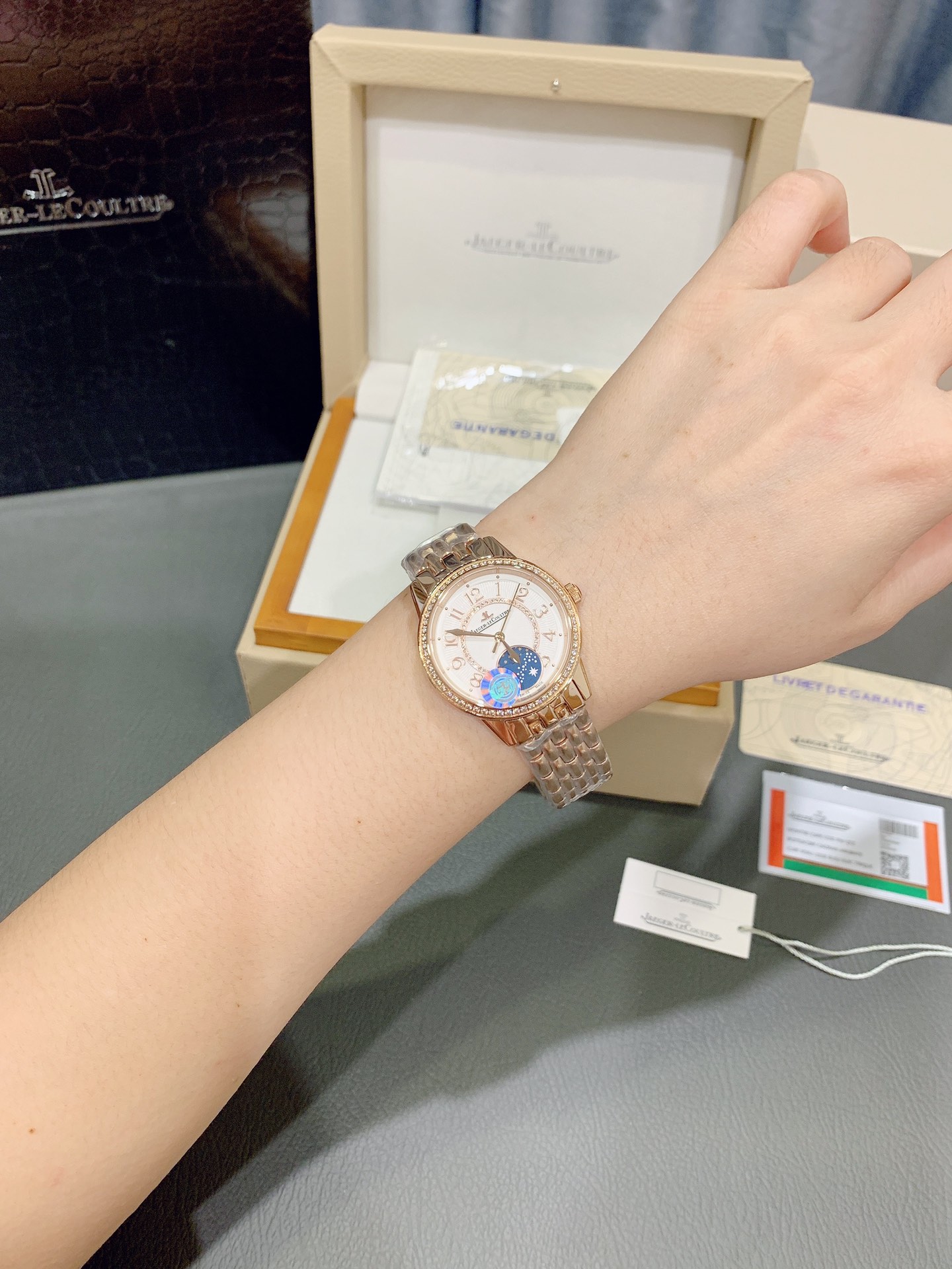 Cartier 积家约会系列最新款女表 316L精钢表壳 进口日月星辰显示（白天太阳 晚上星星 ）石英机芯