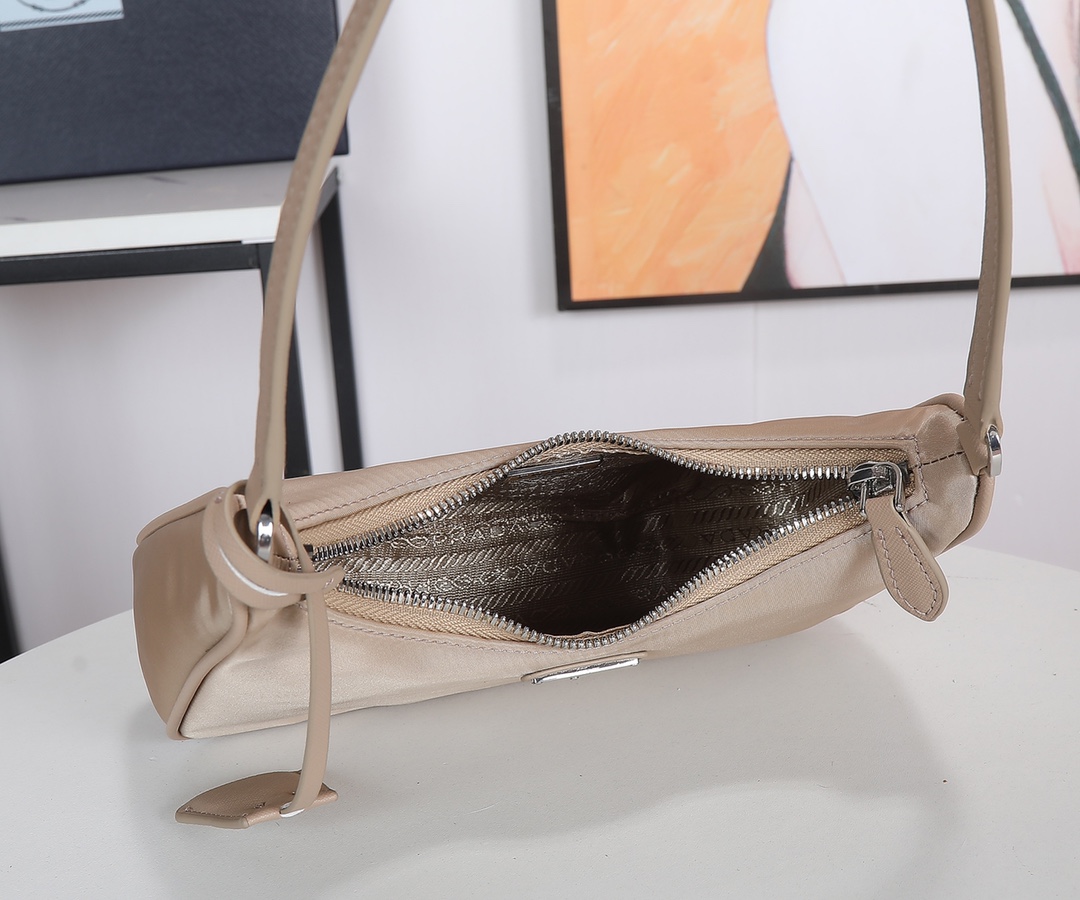 Prada 无链条新款Hobo包新款月亮形中古包 采用进口 降落伞布料 手挽十字纹牛皮