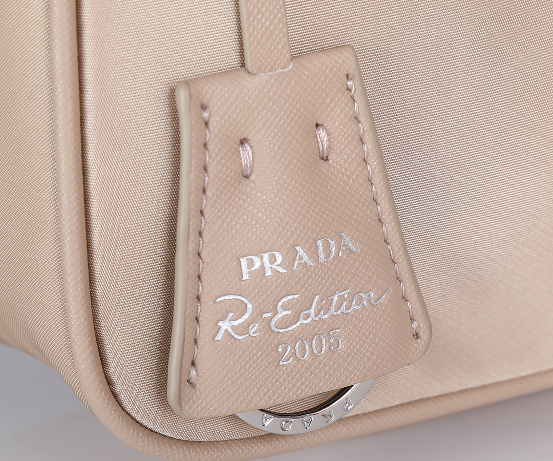 Prada 无链条新款Hobo包新款月亮形中古包 采用进口 降落伞布料 手挽十字纹牛皮