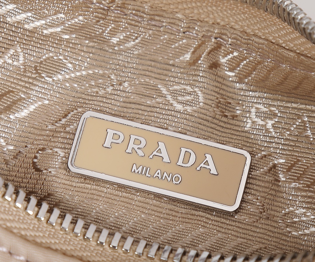 Prada 无链条新款Hobo包新款月亮形中古包 采用进口 降落伞布料 手挽十字纹牛皮