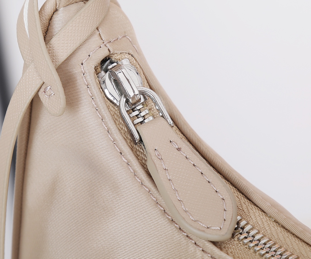 Prada 无链条新款Hobo包新款月亮形中古包 采用进口 降落伞布料 手挽十字纹牛皮