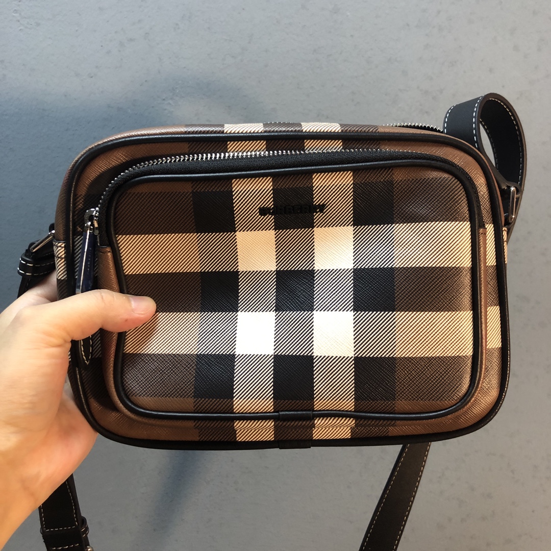 Burberry High-end delivery babes close their eyes and enter