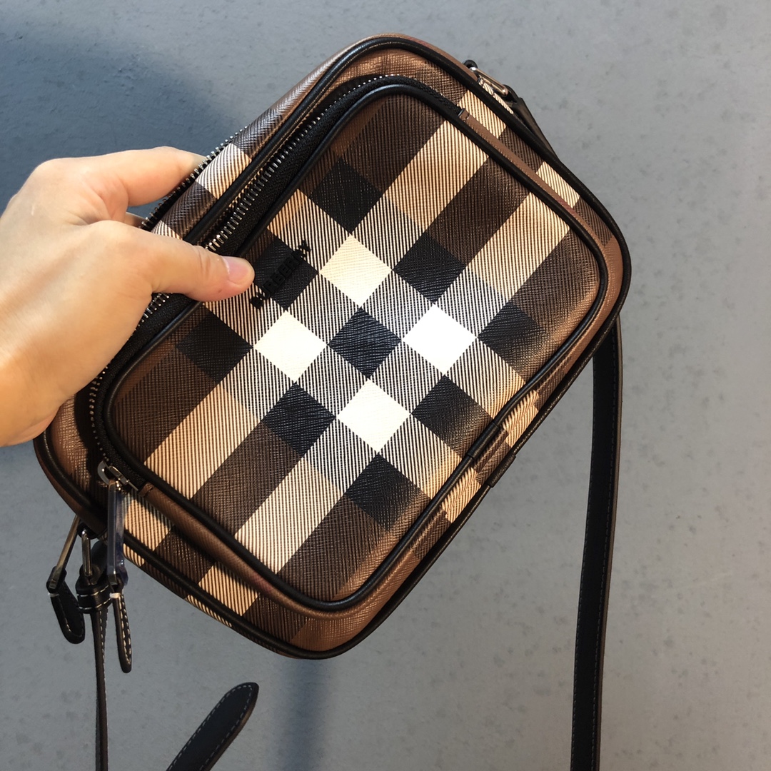 Burberry High-end delivery babes close their eyes and enter