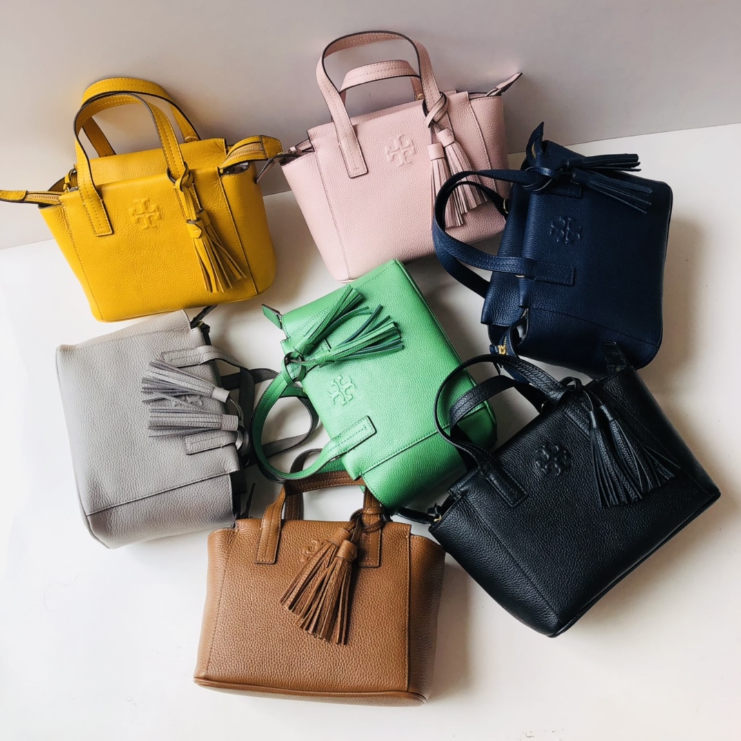 Tory Burch ～款号2021165 最新款 袋口有拉链的 大小非常适合集美们 配上流苏非常俏皮可爱